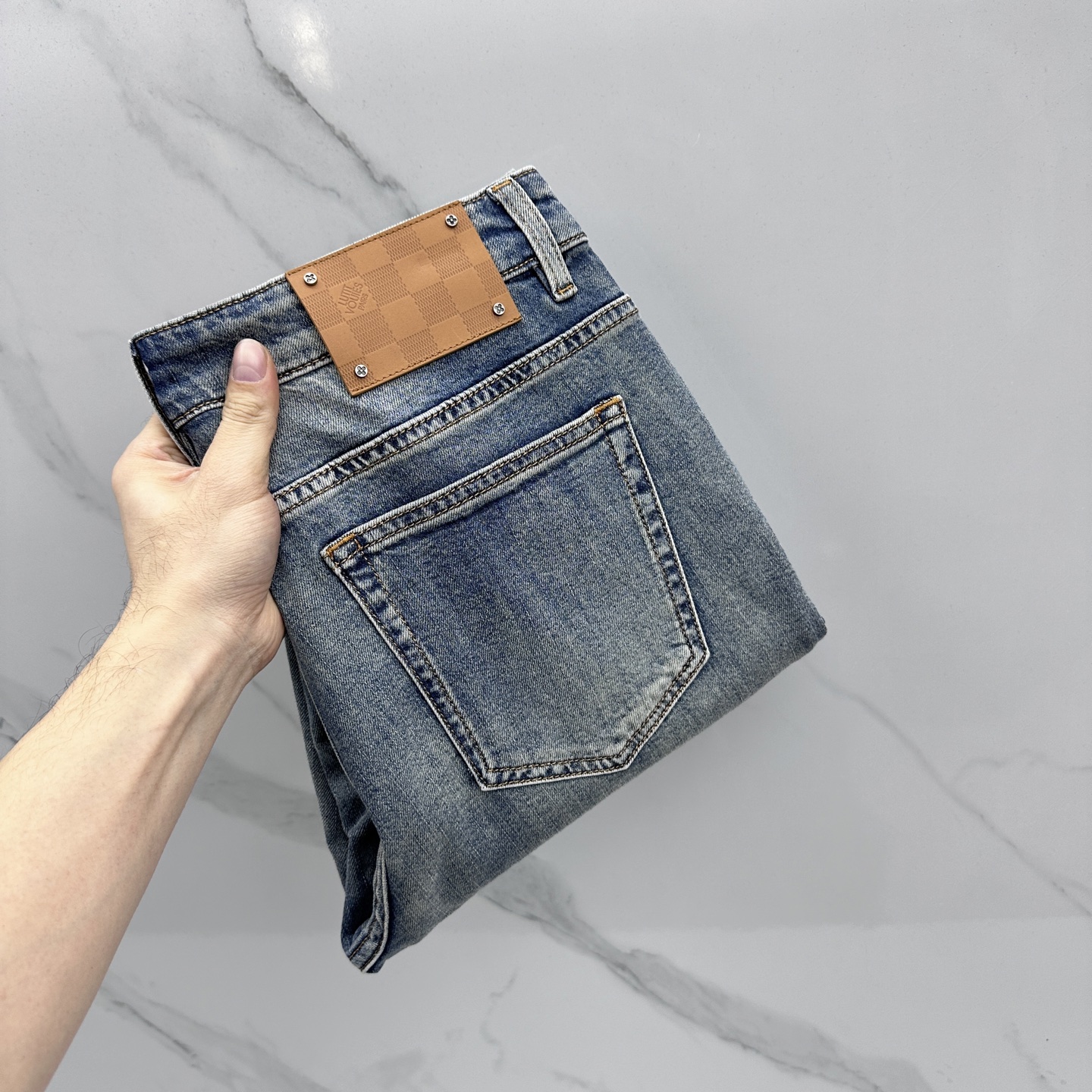 NO:733462,LV Louis Vuitton's high-end customization, the latest washed jeans for spring 26, are available at the counter at the same time. Original custom-made replicas. Customized accessories provided by customers. Original quality. Imported solid-color stretch fabrics. Breathable and comfortable. Fine workmanship and routing. Excellent upper body!  Preferred single A16 code number 29-38 no 37,,louis vuitton,louis vuitton,jeans,19860909LV路易威登 高端定制、26春季最新款洗水牛仔裤 柜台同步发售 原版定制复刻 客供定制辅料 原单品质 进口固色弹力面料 透气舒适.做工走线精细 上身绝佳！优选单A16 码数29-38无37,,louis vuitton,louis vuitton,jeans,,Men's clothing