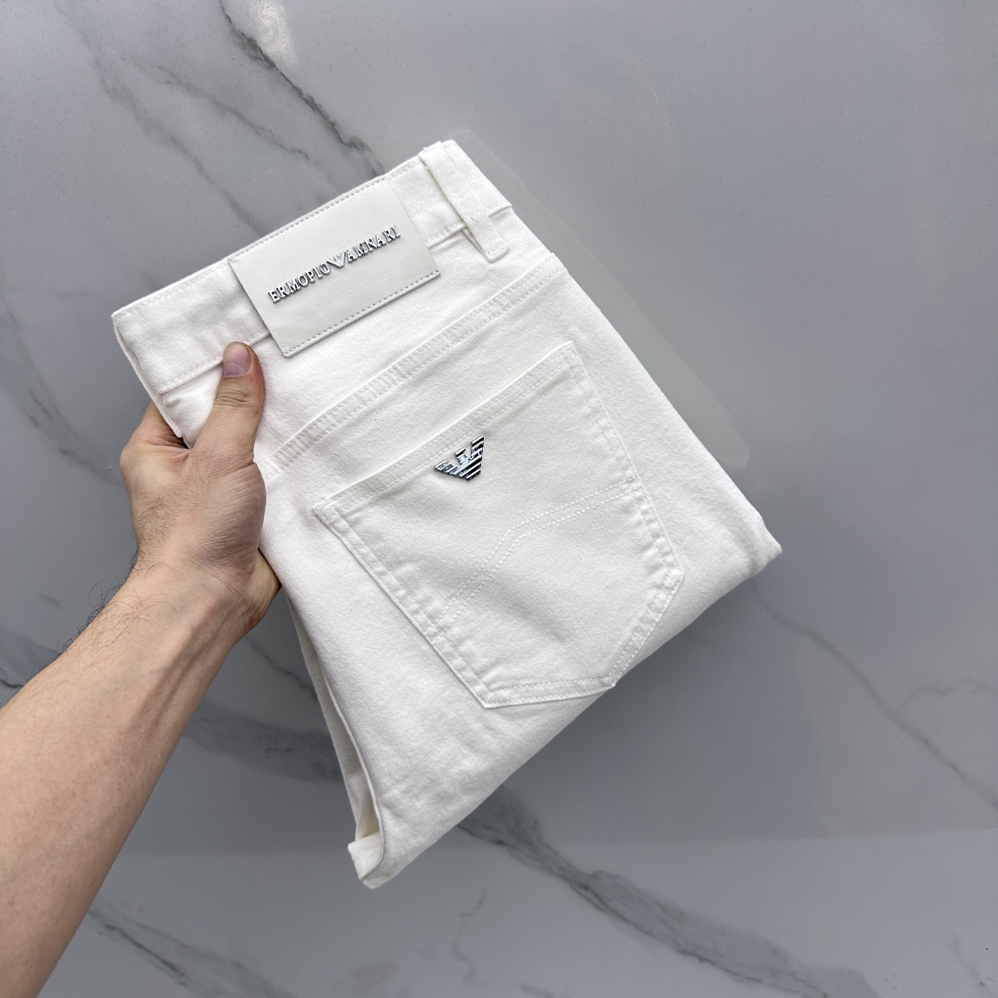 NO:733466,Amani's high-end customization, the latest washed jeans for spring 26, are available at the counter at the same time. Original custom replicas. Customized accessories provided by customers. Original quality. Imported solid-color stretch fabrics. Breathable and comfortable. Fine workmanship and routing. Excellent upper body!  Preferred order A16 code number 29-38 no 37, armani,jeans,19860909Amani阿玛尼 高端定制、26春季最新款洗水牛仔裤 柜台同步发售 原版定制复刻 客供定制辅料 原单品质 进口固色弹力面料 透气舒适.做工走线精细 上身绝佳！优选单A16 码数29-38无37,,armani,jeans,,Men's clothing