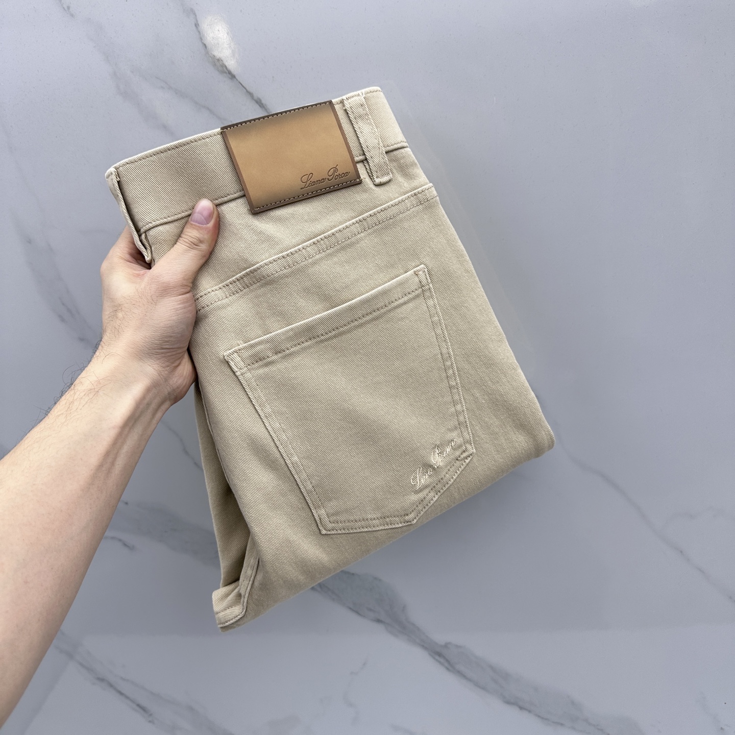 NO:733470,LP straight and slightly wide, high-end customization, the latest washed jeans for spring 26, sold simultaneously at the counter, original custom-made replicas, customized accessories provided by customers, original quality, imported solid-color elastic fabric, breathable and comfortable. Fine workmanship and routing, excellent upper body!  Preferred single A16 code number 29-38 no 37,,loro piana,jeans,19860909LP 直筒微阔 高端定制、26春季最新款洗水牛仔裤 柜台同步发售 原版定制复刻 客供定制辅料 原单品质 进口固色弹力面料 透气舒适.做工走线精细 上身绝佳！优选单A16 码数29-38无37,,loro piana,jeans,,Men's clothing