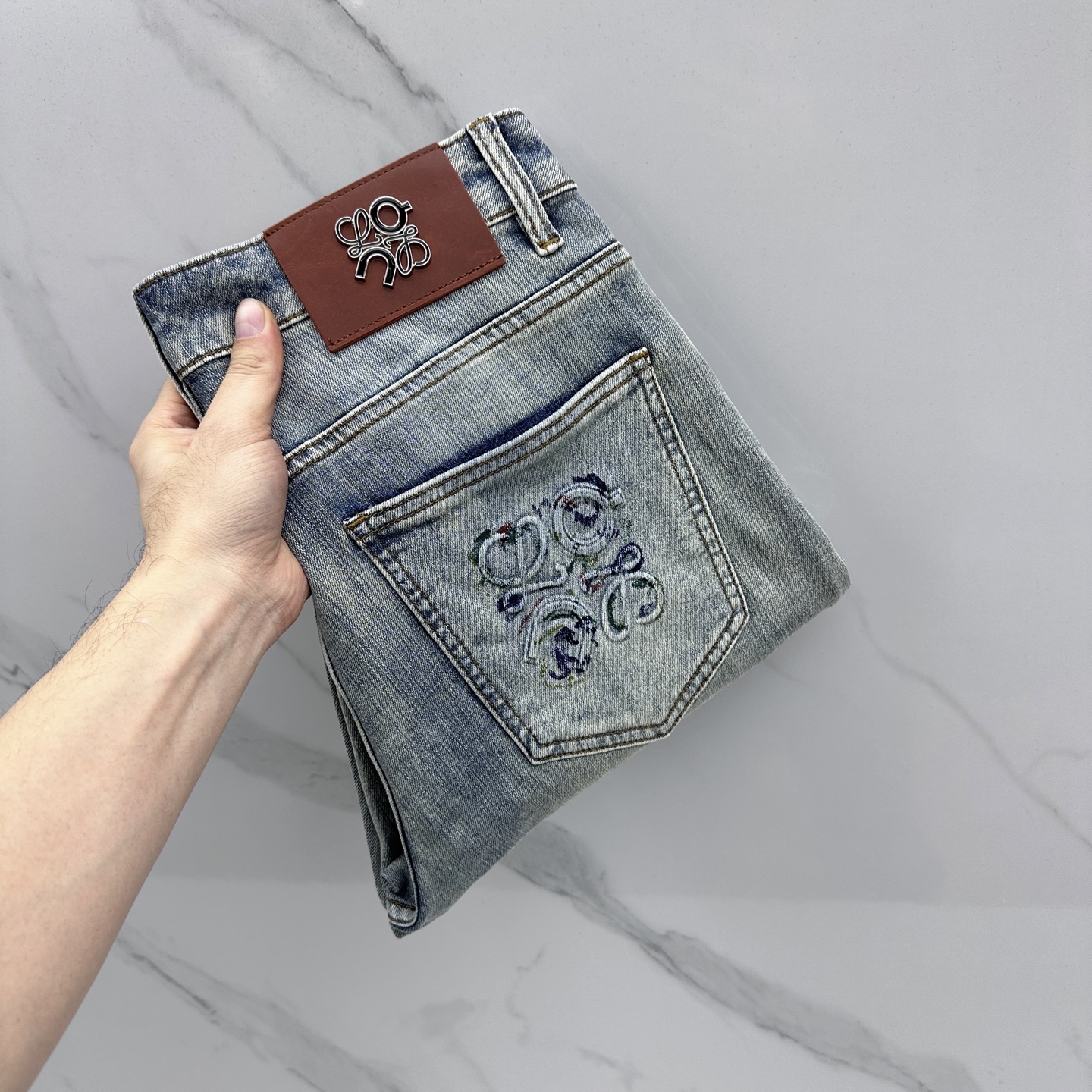 NO:733427,LOEWE high-end customization, the latest washed jeans for spring 26, sold simultaneously at the counter, original customized replicas, customized accessories provided by customers, original quality, imported solid-color elastic fabric, breathable and comfortable. Fine workmanship and routing, excellent upper body!  Preferred single A16 code number 29-38 no 37,,loewe,loewe,jeans,19860909LOEWE罗意威 高端定制、26春季最新款洗水牛仔裤 柜台同步发售 原版定制复刻 客供定制辅料 原单品质 进口固色弹力面料 透气舒适.做工走线精细 上身绝佳！优选单A16 码数29-38无37,,loewe,loewe,jeans,,Men's clothing