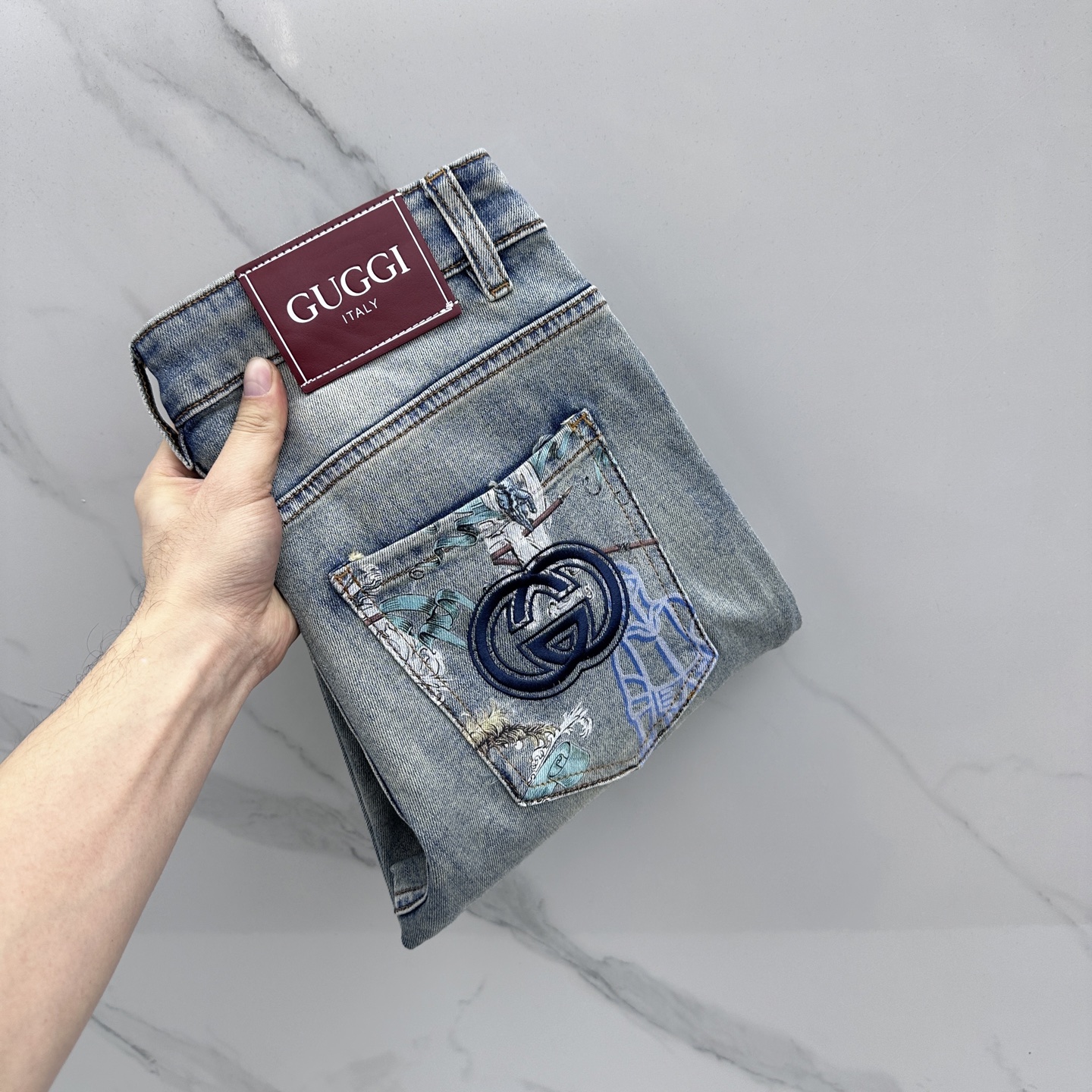 NO:733432,Gucci Gucci's high-end customization, the latest washed jeans for spring 26, are available simultaneously at the counter. Original custom-made replicas. Customized accessories provided by customers. Original quality. Imported solid-color stretch fabrics. Breathable and comfortable. Fine workmanship and routing. Excellent upper body!  Preferred order A16 size 29-38 no 37,,gucci,gucci,jeans,19860909Gucci古驰 高端定制、26春季最新款洗水牛仔裤 柜台同步发售 原版定制复刻 客供定制辅料 原单品质 进口固色弹力面料 透气舒适.做工走线精细 上身绝佳！优选单A16 码数29-38无37,,gucci,gucci,jeans,,Men's clothing