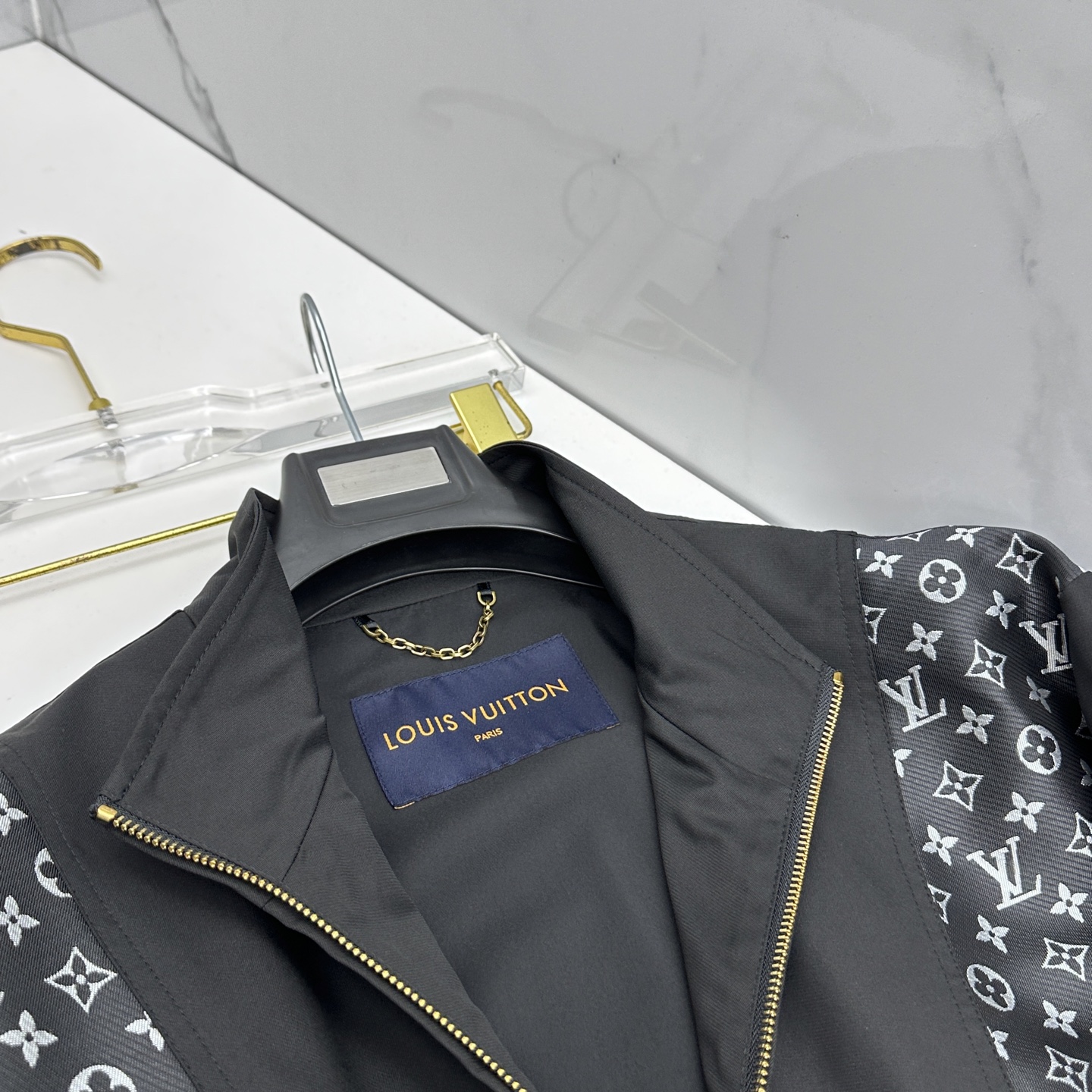 🆕LV路易威登 2026早春休闲系列，最新时尚立领夹克外套.处处细节显工艺足够的高级 结构性剪裁的设计改