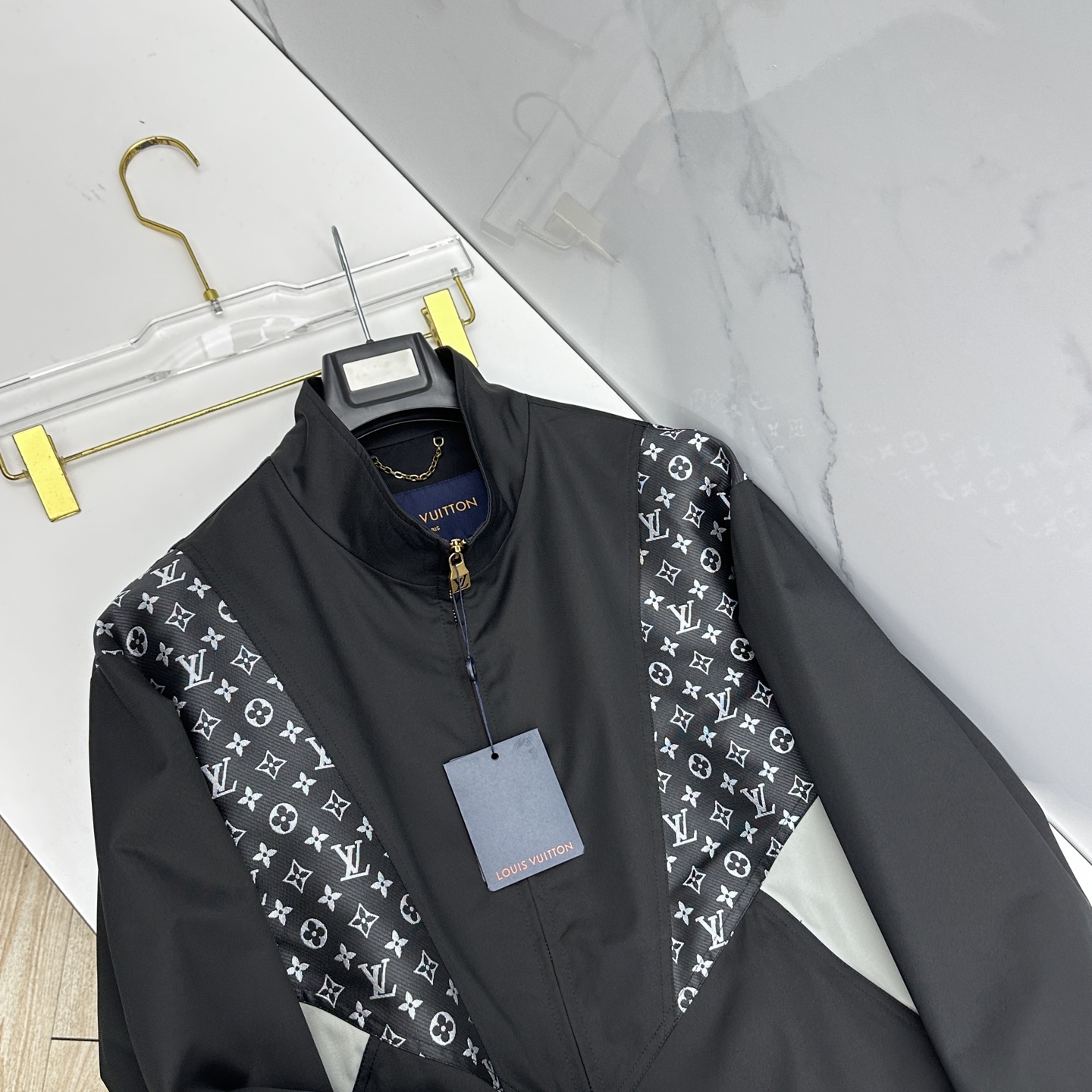 🆕LV路易威登 2026早春休闲系列，最新时尚立领夹克外套.处处细节显工艺足够的高级 结构性剪裁的设计改