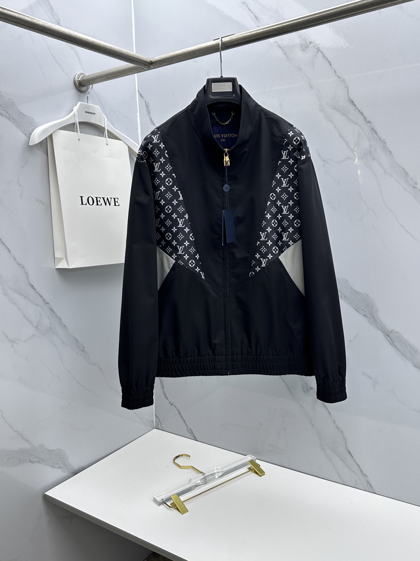 🆕LV路易威登 2026早春休闲系列，最新时尚立领夹克外套.处处细节显工艺足够的高级 结构性剪裁的设计改