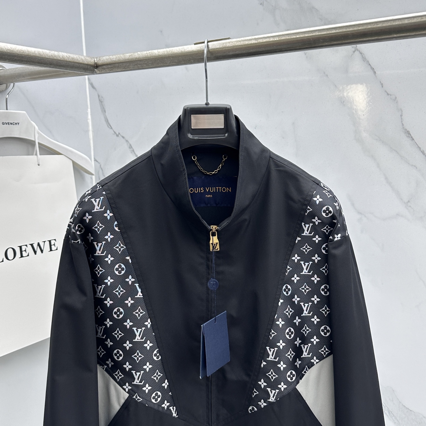 🆕LV路易威登 2026早春休闲系列，最新时尚立领夹克外套.处处细节显工艺足够的高级 结构性剪裁的设计改