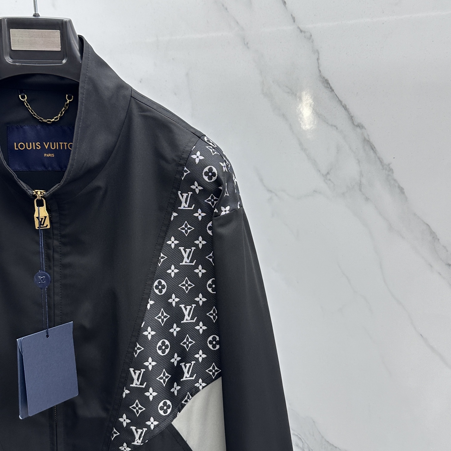 🆕LV路易威登 2026早春休闲系列，最新时尚立领夹克外套.处处细节显工艺足够的高级 结构性剪裁的设计改