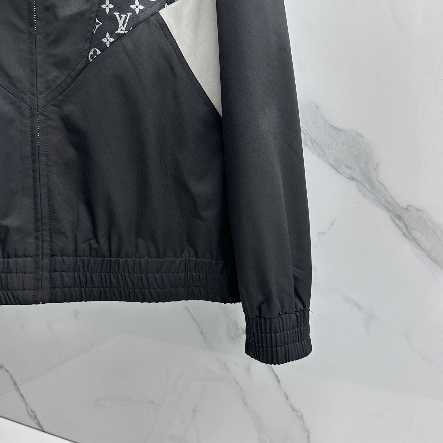 🆕LV路易威登 2026早春休闲系列，最新时尚立领夹克外套.处处细节显工艺足够的高级 结构性剪裁的设计改