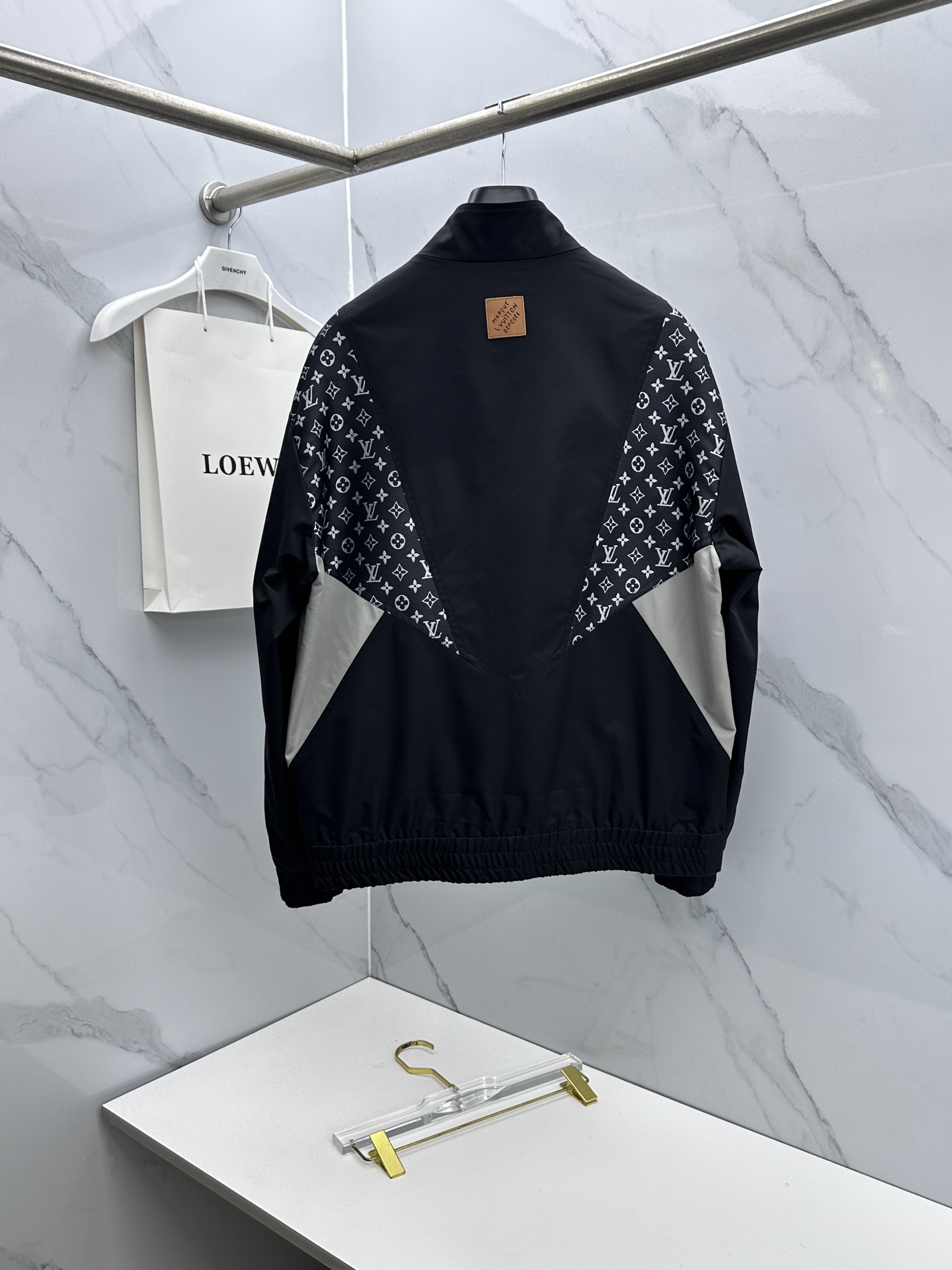 🆕LV路易威登 2026早春休闲系列，最新时尚立领夹克外套.处处细节显工艺足够的高级 结构性剪裁的设计改