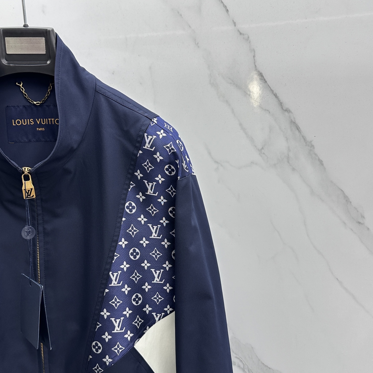 🆕LV路易威登 2026早春休闲系列，最新时尚立领夹克外套.处处细节显工艺足够的高级 结构性剪裁的设计改