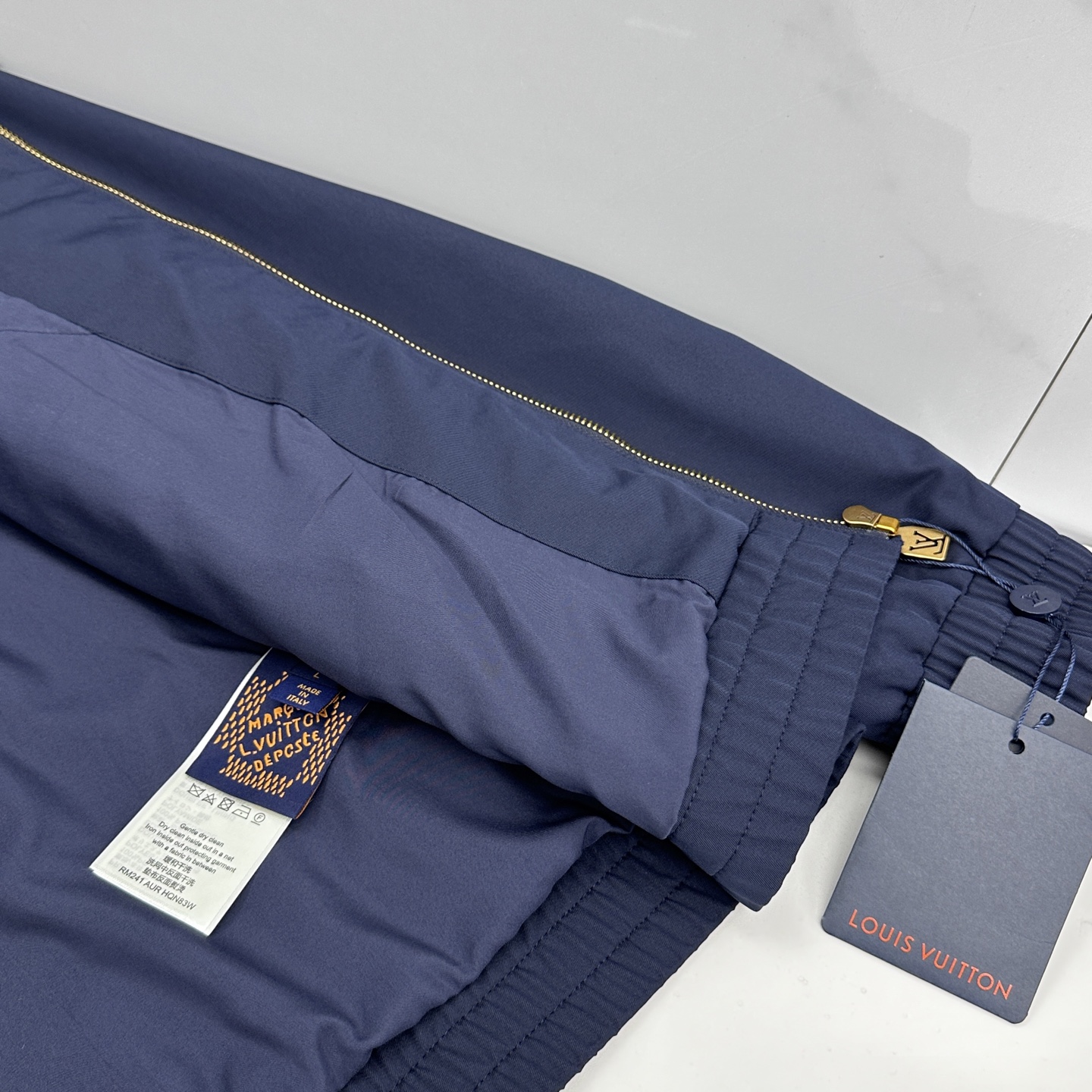 🆕LV路易威登 2026早春休闲系列，最新时尚立领夹克外套.处处细节显工艺足够的高级 结构性剪裁的设计改