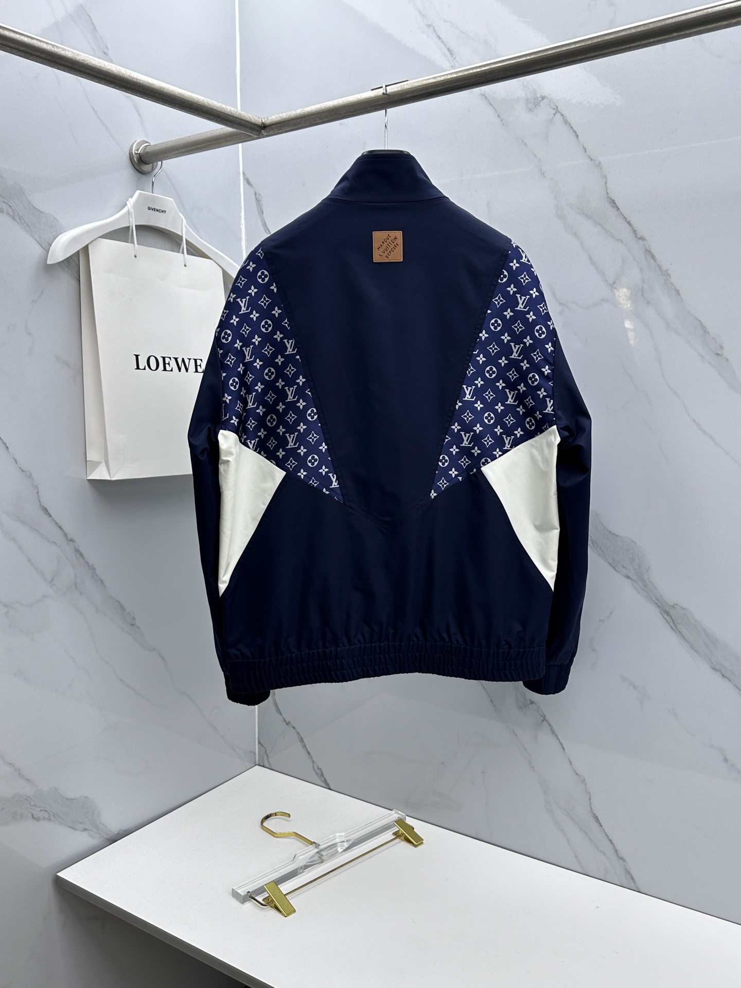 🆕LV路易威登 2026早春休闲系列，最新时尚立领夹克外套.处处细节显工艺足够的高级 结构性剪裁的设计改