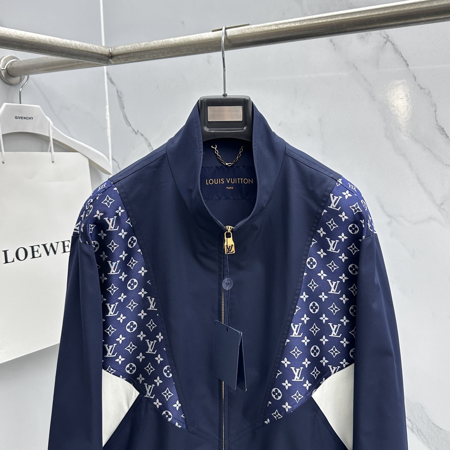 🆕LV路易威登 2026早春休闲系列，最新时尚立领夹克外套.处处细节显工艺足够的高级 结构性剪裁的设计改