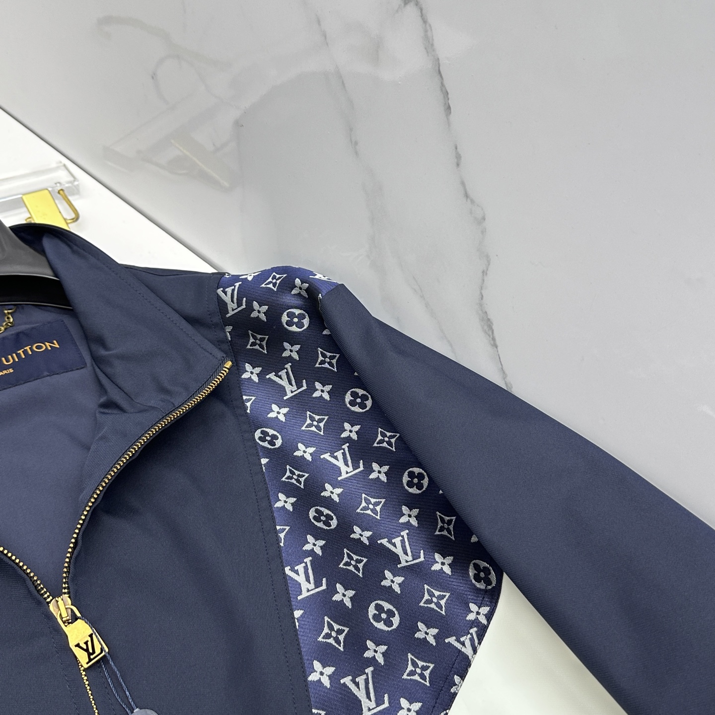 🆕LV路易威登 2026早春休闲系列，最新时尚立领夹克外套.处处细节显工艺足够的高级 结构性剪裁的设计改