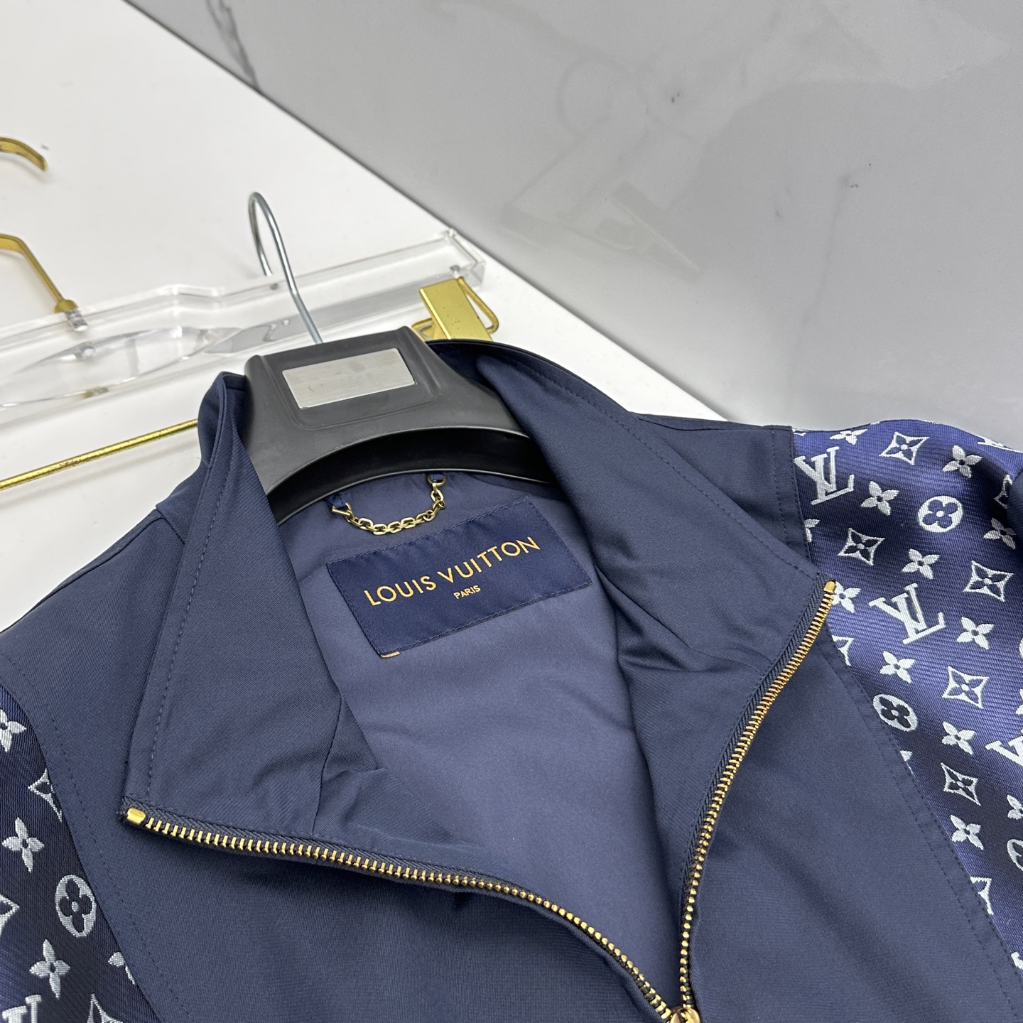 🆕LV路易威登 2026早春休闲系列，最新时尚立领夹克外套.处处细节显工艺足够的高级 结构性剪裁的设计改