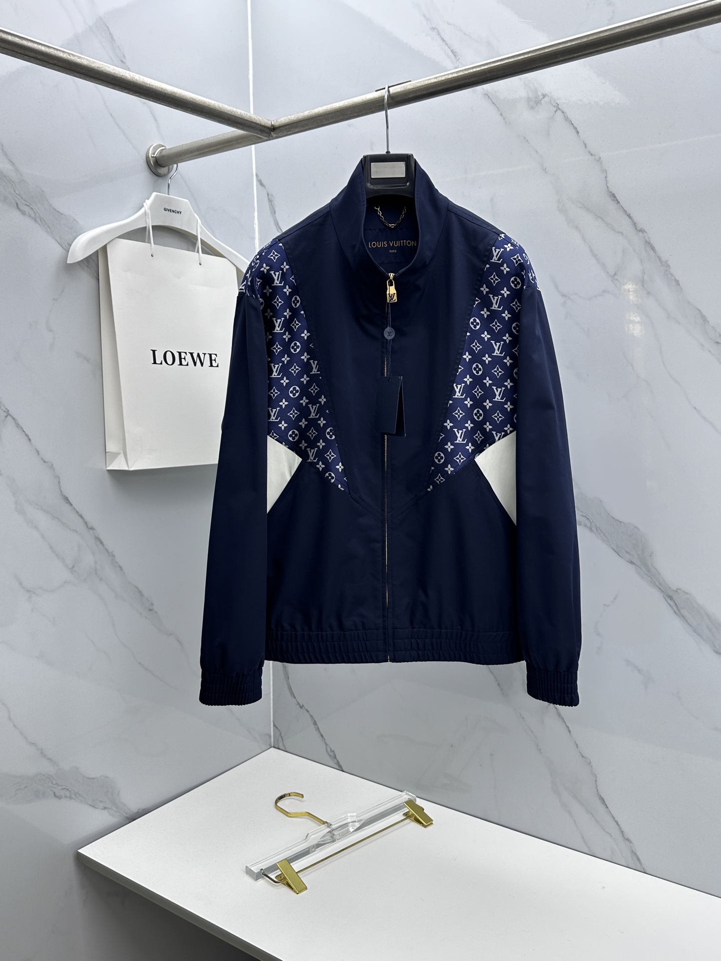 🆕LV路易威登 2026早春休闲系列，最新时尚立领夹克外套.处处细节显工艺足够的高级 结构性剪裁的设计改