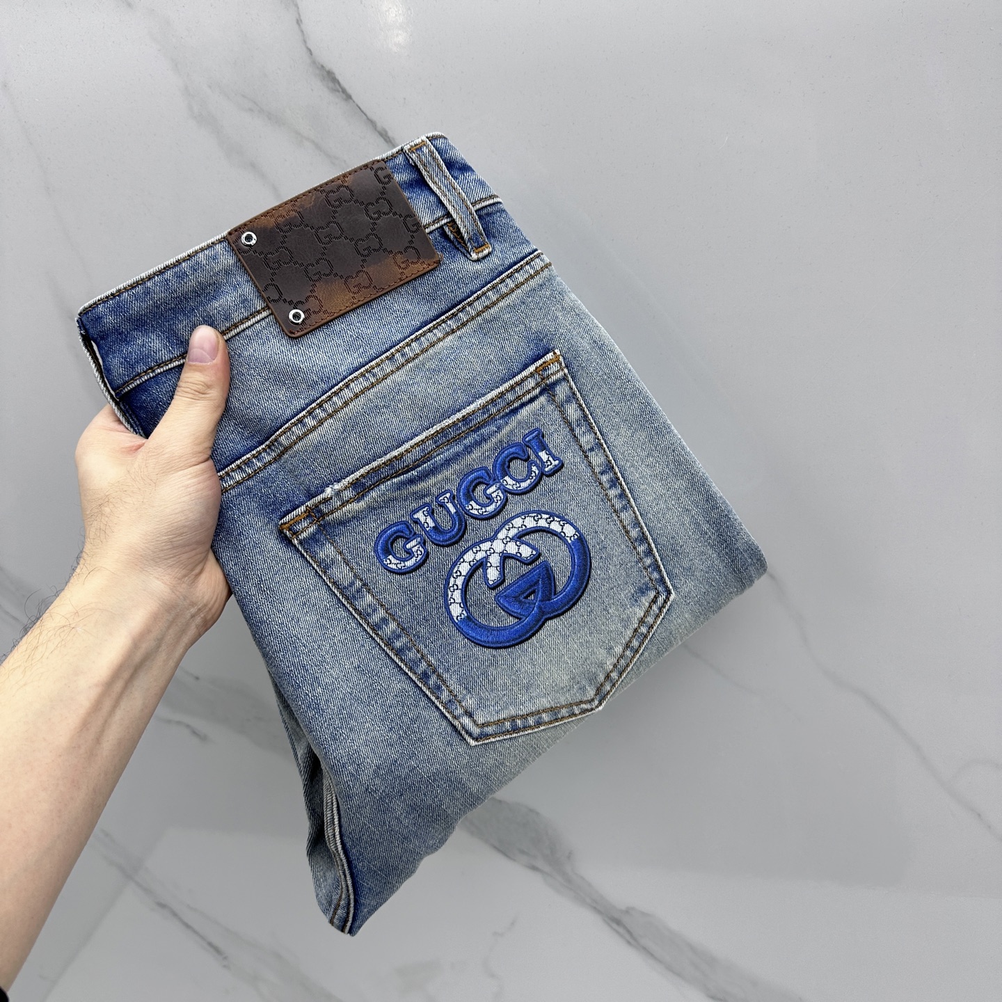 NO:733395,Gucci Gucci's high-end customization, the latest washed jeans for spring 26, are available simultaneously at the counter. Original custom-made replicas. Customized accessories provided by customers. Original quality. Imported solid-color stretch fabrics. Breathable and comfortable. Fine workmanship and routing. Excellent upper body!  Preferred order A16 size 29-38 no 37,,gucci,gucci,jeans,19860909Gucci古驰 高端定制、26春季最新款洗水牛仔裤 柜台同步发售 原版定制复刻 客供定制辅料 原单品质 进口固色弹力面料 透气舒适.做工走线精细 上身绝佳！优选单A16 码数29-38无37,,gucci,gucci,jeans,,Men's clothing