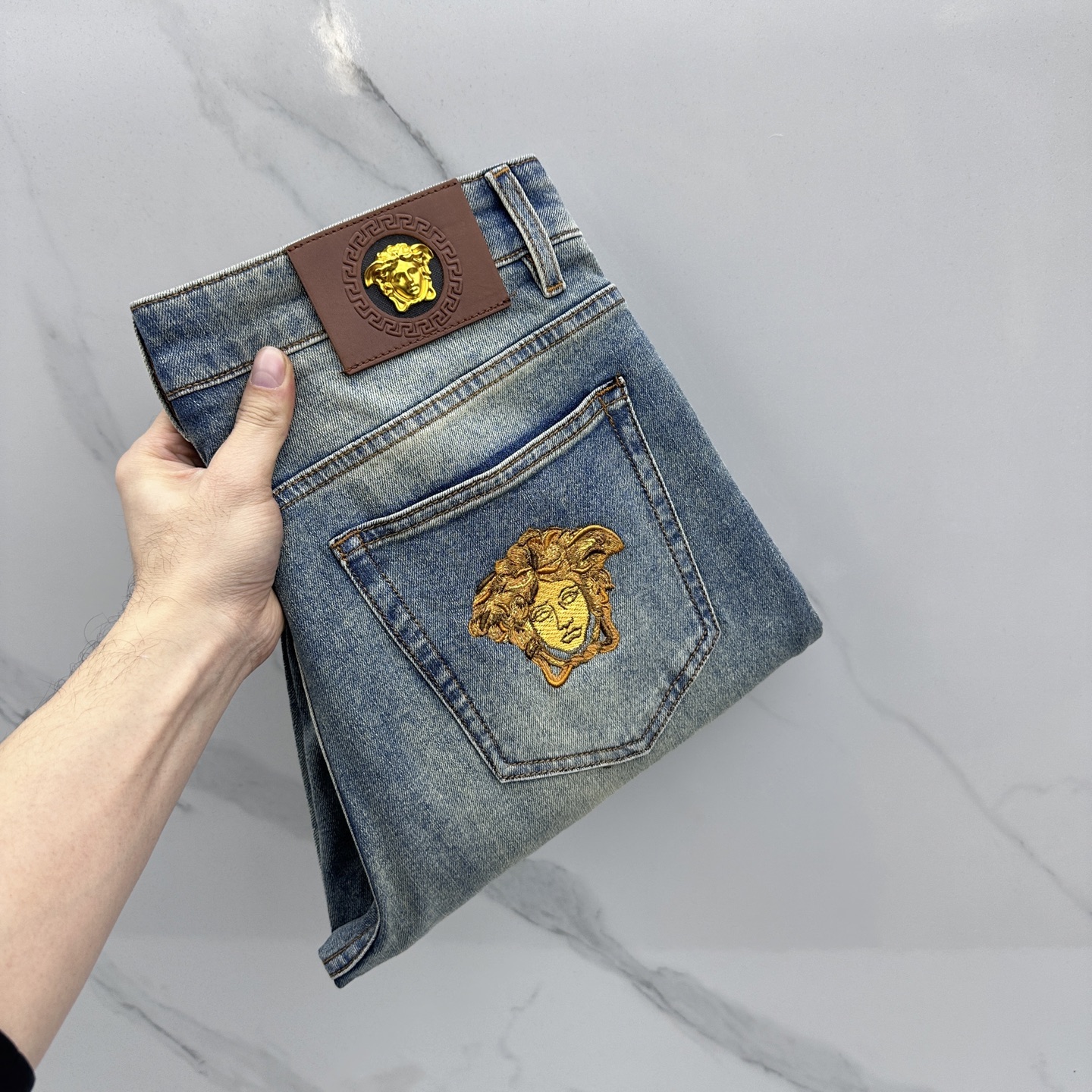 NO:733399,Versace's high-end customization, the latest washed jeans for spring 26, are available simultaneously at the counter. Original custom replicas. Customized accessories provided by customers. Original quality. Imported solid-color stretch fabrics. Breathable and comfortable. Fine workmanship and routing. Excellent upper body!  Preferred single A16 code number 29-38 no 37,,versace,versace,jeans,19860909Versace范思哲 高端定制、26春季最新款洗水牛仔裤 柜台同步发售 原版定制复刻 客供定制辅料 原单品质 进口固色弹力面料 透气舒适.做工走线精细 上身绝佳！优选单A16 码数29-38无37,,versace,versace,jeans,,Men's clothing