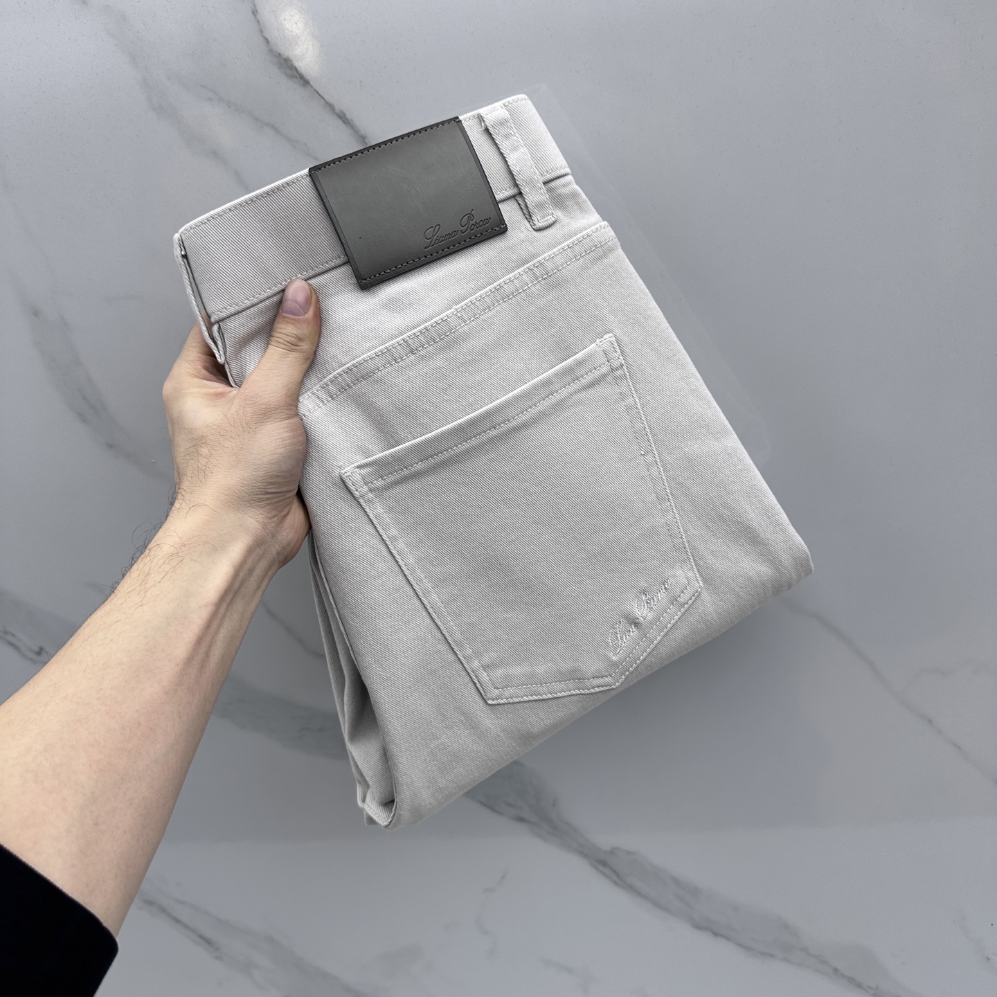 NO:733403,LP high-end customization, the latest washed jeans for spring 26, sold simultaneously at the counter, original custom-made replicas, customized accessories provided by customers, original quality, imported solid-color elastic fabric, breathable and comfortable. Fine workmanship, excellent upper body!  Preferred single A16 code number 29-38 no 37,,loro piana,jeans,19860909LP 高端定制、26春季最新款洗水牛仔裤 柜台同步发售 原版定制复刻 客供定制辅料 原单品质 进口固色弹力面料 透气舒适.做工走线精细 上身绝佳！优选单A16 码数29-38无37,,loro piana,jeans,,Men's clothing