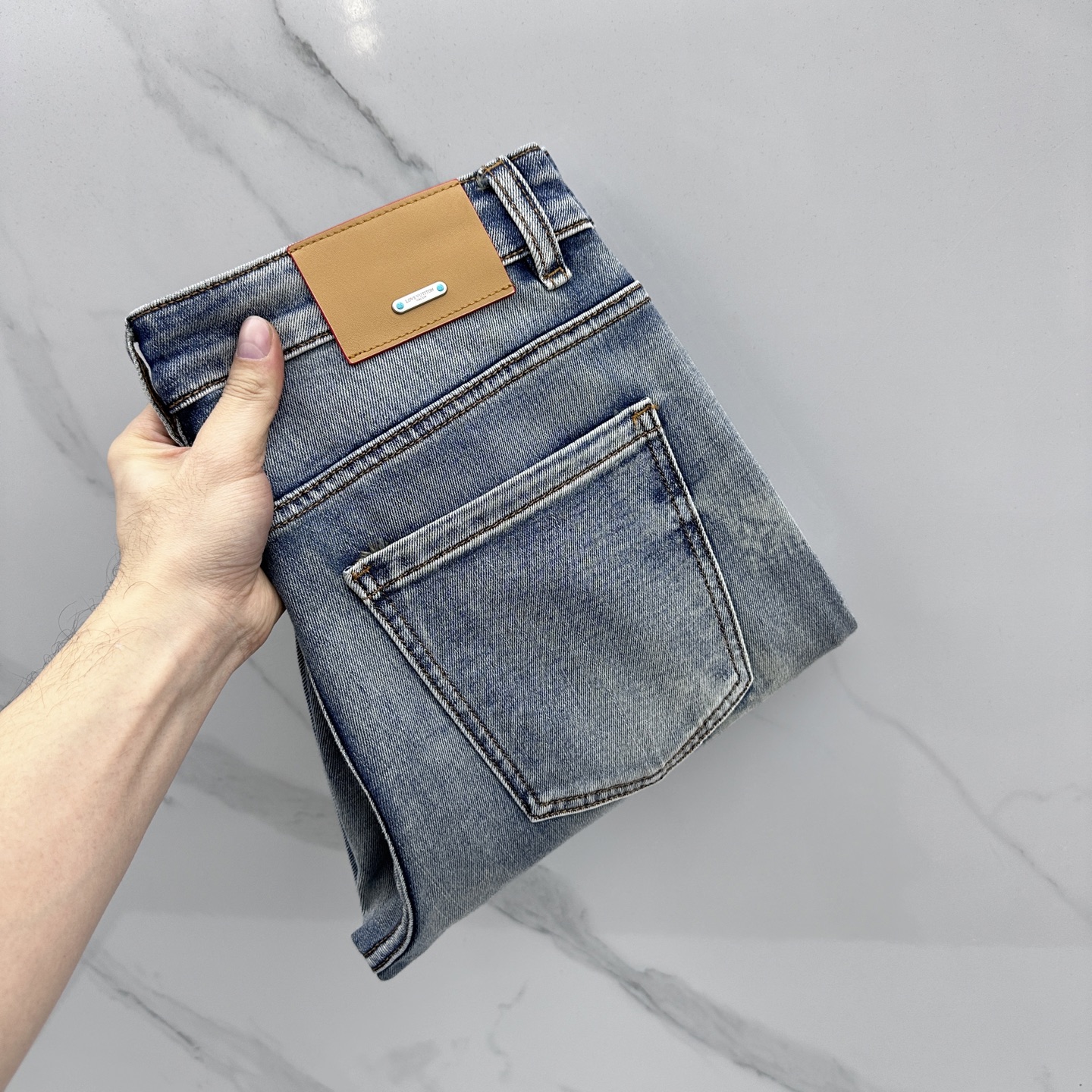 NO:733407,LV Louis Vuitton's high-end customization, the latest washed jeans for spring 26, are available at the counter at the same time. Original custom-made replicas. Customized accessories provided by customers. Original quality. Imported solid-color stretch fabrics. Breathable and comfortable. Fine workmanship and routing. Excellent upper body!  Preferred single A16 code number 29-38 no 37,,louis vuitton,louis vuitton,jeans,19860909LV路易威登 高端定制、26春季最新款洗水牛仔裤 柜台同步发售 原版定制复刻 客供定制辅料 原单品质 进口固色弹力面料 透气舒适.做工走线精细 上身绝佳！优选单A16 码数29-38无37,,louis vuitton,louis vuitton,jeans,,Men's clothing