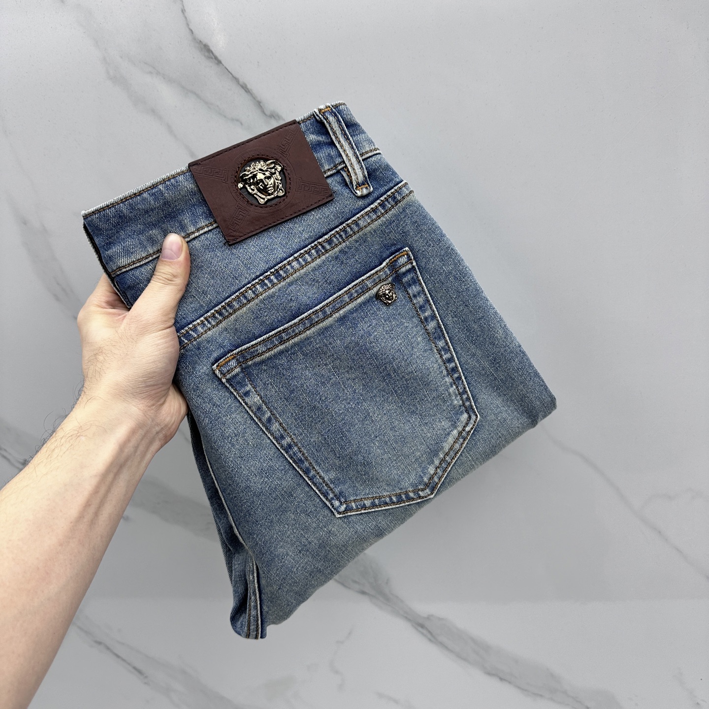 NO:733412,Versace's high-end customization, the latest washed jeans for spring 26, are available simultaneously at the counter. Original custom replicas. Customized accessories provided by customers. Original quality. Imported solid-color stretch fabrics. Breathable and comfortable. Fine workmanship and routing. Excellent upper body!  Preferred single A16 code number 29-38 no 37,,versace,versace,jeans,19860909Versace范思哲 高端定制、26春季最新款洗水牛仔裤 柜台同步发售 原版定制复刻 客供定制辅料 原单品质 进口固色弹力面料 透气舒适.做工走线精细 上身绝佳！优选单A16 码数29-38无37,,versace,versace,jeans,,Men's clothing