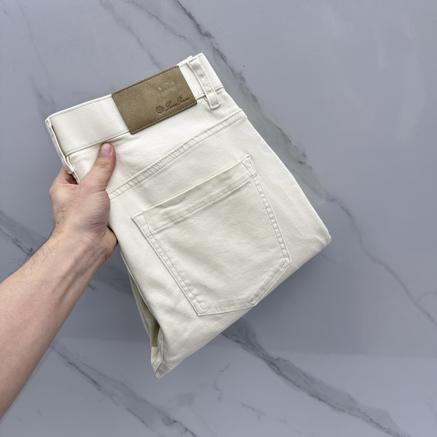 NO:733417,LP high-end customization, the latest washed jeans for spring 26, sold simultaneously at the counter, original custom-made replicas, customized accessories provided by customers, original quality, imported solid-color elastic fabric, breathable and comfortable. Fine workmanship, excellent upper body!  Preferred single A16 code number 29-38 no 37,,loro piana,jeans,19860909LP 高端定制、26春季最新款洗水牛仔裤 柜台同步发售 原版定制复刻 客供定制辅料 原单品质 进口固色弹力面料 透气舒适.做工走线精细 上身绝佳！优选单A16 码数29-38无37,,loro piana,jeans,,Men's clothing