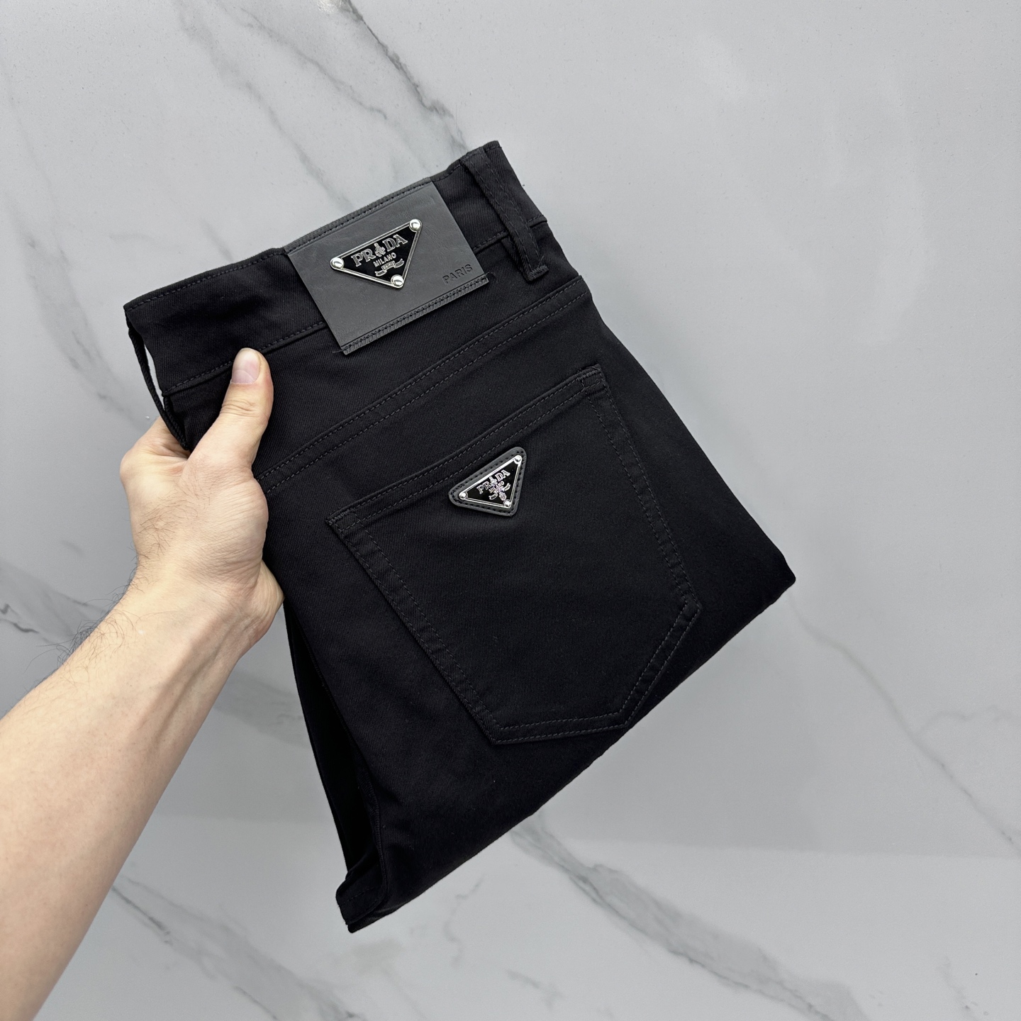 NO:733422,Prada's high-end customization, the latest washed jeans for spring 26, are available at the counter at the same time. Original custom replicas. Customized accessories provided by customers. Original quality. Imported solid-color stretch fabrics. Breathable and comfortable. Fine workmanship and routing. Excellent upper body!  Preferred single A16 code number 29-38 no 37,, prada, prada, jeans,19860909Prada普拉达 高端定制、26春季最新款洗水牛仔裤 柜台同步发售 原版定制复刻 客供定制辅料 原单品质 进口固色弹力面料 透气舒适.做工走线精细 上身绝佳！优选单A16 码数29-38无37,,prada,prada,jeans,,Men's clothing