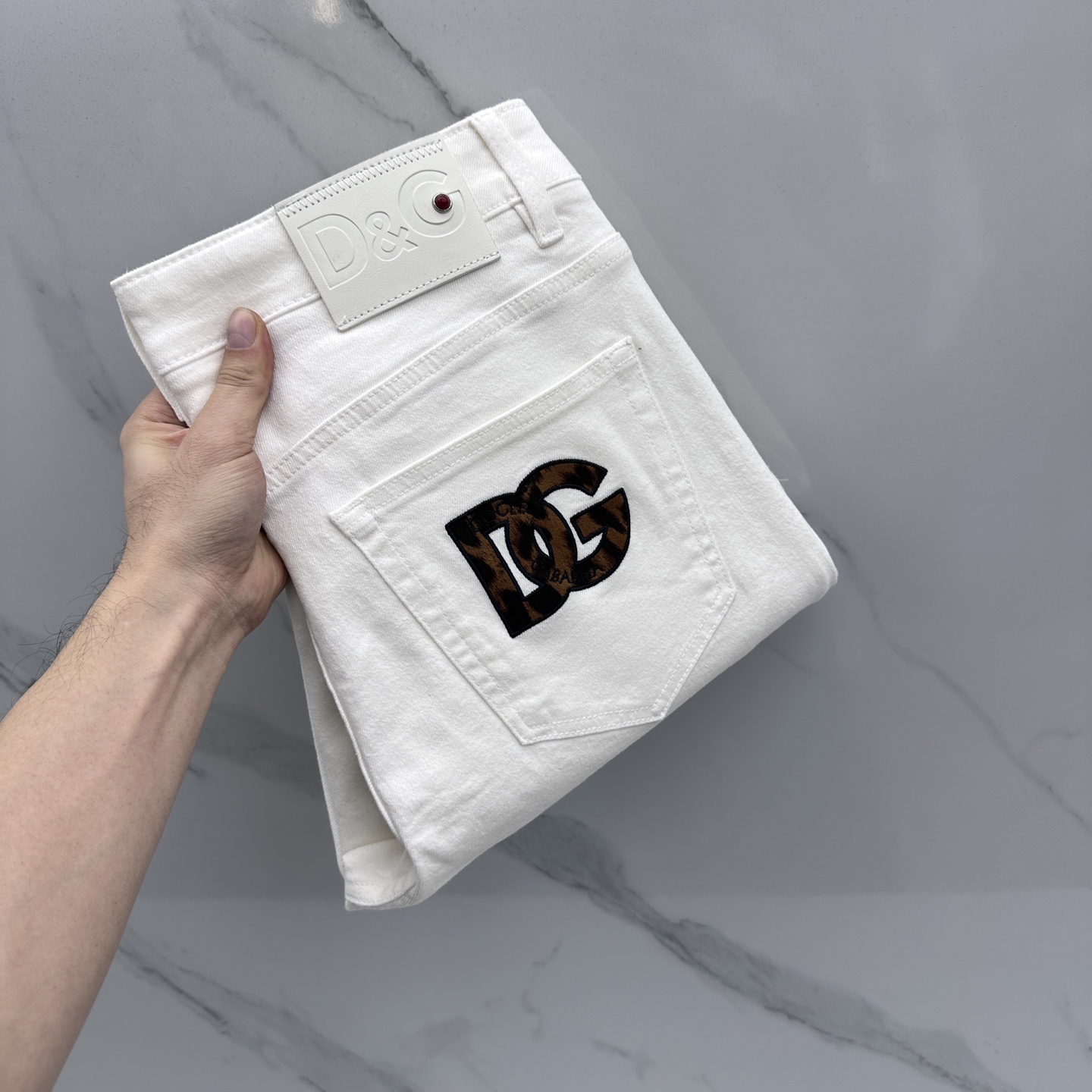 NO:733426,DG Dolce & Gabbana's high-end customization, the latest washed jeans for spring 26, are available simultaneously at the counter. Original custom replicas. Customized accessories provided by customers. Original quality. Imported solid-color stretch fabrics. Breathable and comfortable. Fine workmanship and routing. Excellent upper body!  Preferred single A16 code number 29-38 no 37,,Dolce&Gabbana,jeans,19860909DG杜嘉班纳 高端定制、26春季最新款洗水牛仔裤 柜台同步发售 原版定制复刻 客供定制辅料 原单品质 进口固色弹力面料 透气舒适.做工走线精细 上身绝佳！优选单A16 码数29-38无37,,Dolce&Gabbana,jeans,,Men's clothing