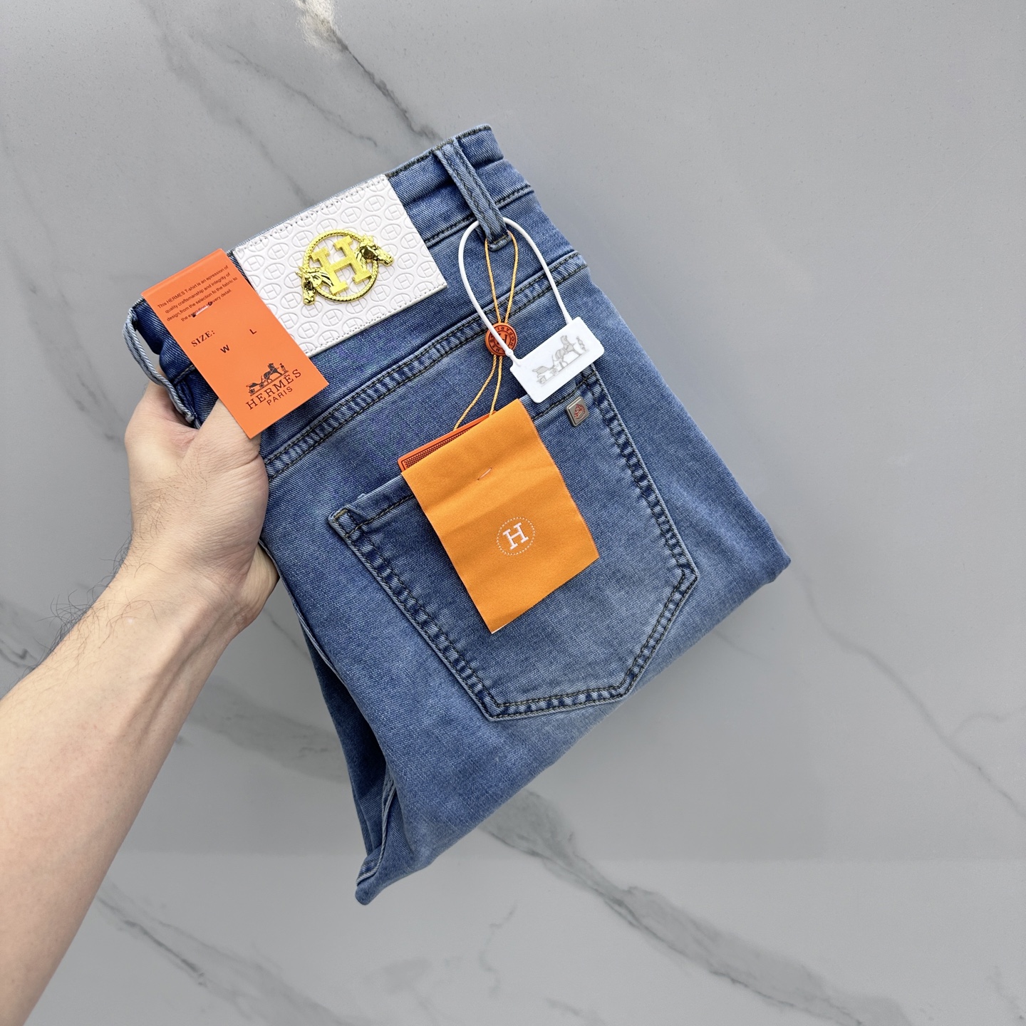 NO:733431,Hermes high-end customization, 26 early spring new thin jeans, sold simultaneously at the counter, original customized replicas, customer-supplied hardware accessories, original quality, imported solid-color denim fabrics, heavy washing, fine workmanship, and excellent upper body!  The preferred item is complete with three standards, AX code number 30-38, no 37, hermes, hermes, jeans,19860909Hermes爱马仕 高端定制、26早春新款薄款牛仔裤 柜台同步发售 原版定制复刻 客供五金辅料 原单品质 进口固色牛仔面料 重工洗水 做工走线精细 上身绝佳！优选单品 三标齐全 AX 码数30-38无37,,hermes,hermes,jeans,,Men's clothing