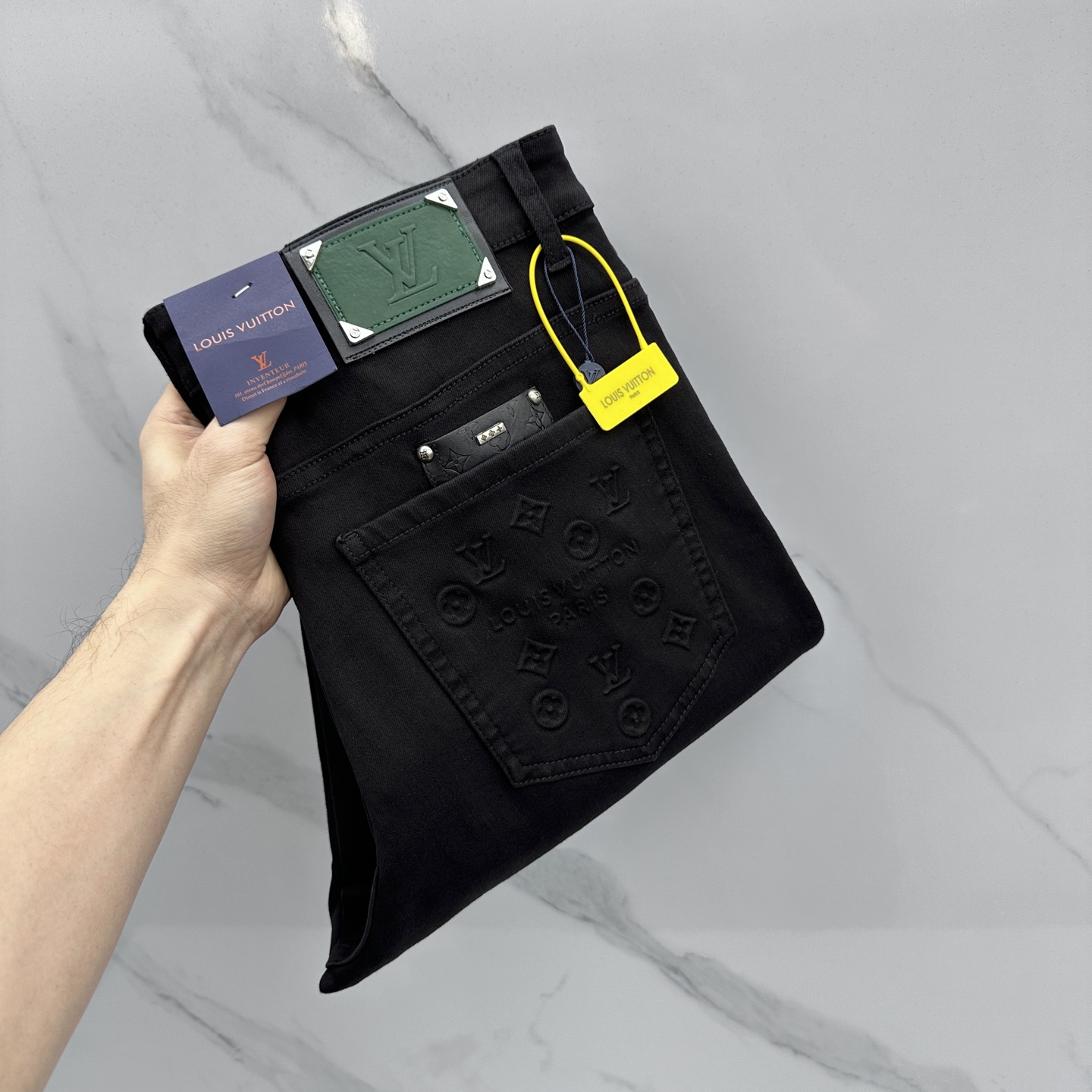 NO:733436,LV Louis Vuitton's high-end customized, 26 early spring new thin jeans are on sale at the counter simultaneously. Original customized replicas. Customer-supplied hardware accessories. Original quality. Imported solid-color denim fabrics. Heavy washing. Fine workmanship. Excellent upper body!  The preferred item is complete with three standards, AX code number 30-38, no 37, louis vuitton, louis vuitton, jeans,19860909LV路易威登 高端定制、26早春新款薄款牛仔裤 柜台同步发售 原版定制复刻 客供五金辅料 原单品质 进口固色牛仔面料 重工洗水 做工走线精细 上身绝佳！优选单品 三标齐全 AX 码数30-38无37,,louis vuitton,louis vuitton,jeans,,Men's clothing