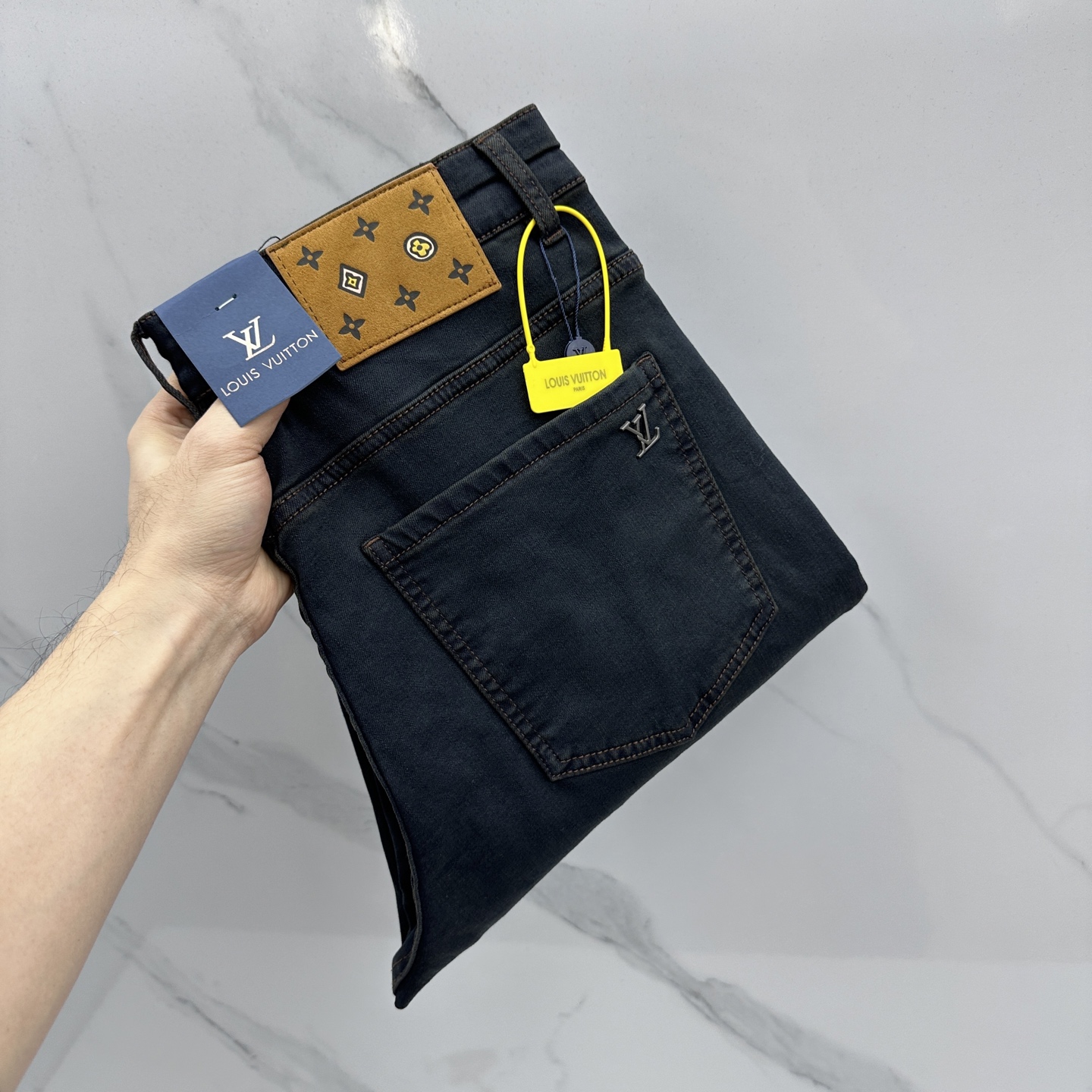 NO:733448,LV Louis Vuitton's high-end customized, 26 early spring new thin jeans are on sale at the counter simultaneously. Original customized replicas. Customer-supplied hardware accessories. Original quality. Imported solid-color denim fabrics. Heavy washing. Fine workmanship. Excellent upper body!  The preferred item is complete with three standards, AX code number 30-38, no 37, louis vuitton, louis vuitton, jeans,19860909LV路易威登 高端定制、26早春新款薄款牛仔裤 柜台同步发售 原版定制复刻 客供五金辅料 原单品质 进口固色牛仔面料 重工洗水 做工走线精细 上身绝佳！优选单品 三标齐全 AX 码数30-38无37,,louis vuitton,louis vuitton,jeans,,Men's clothing