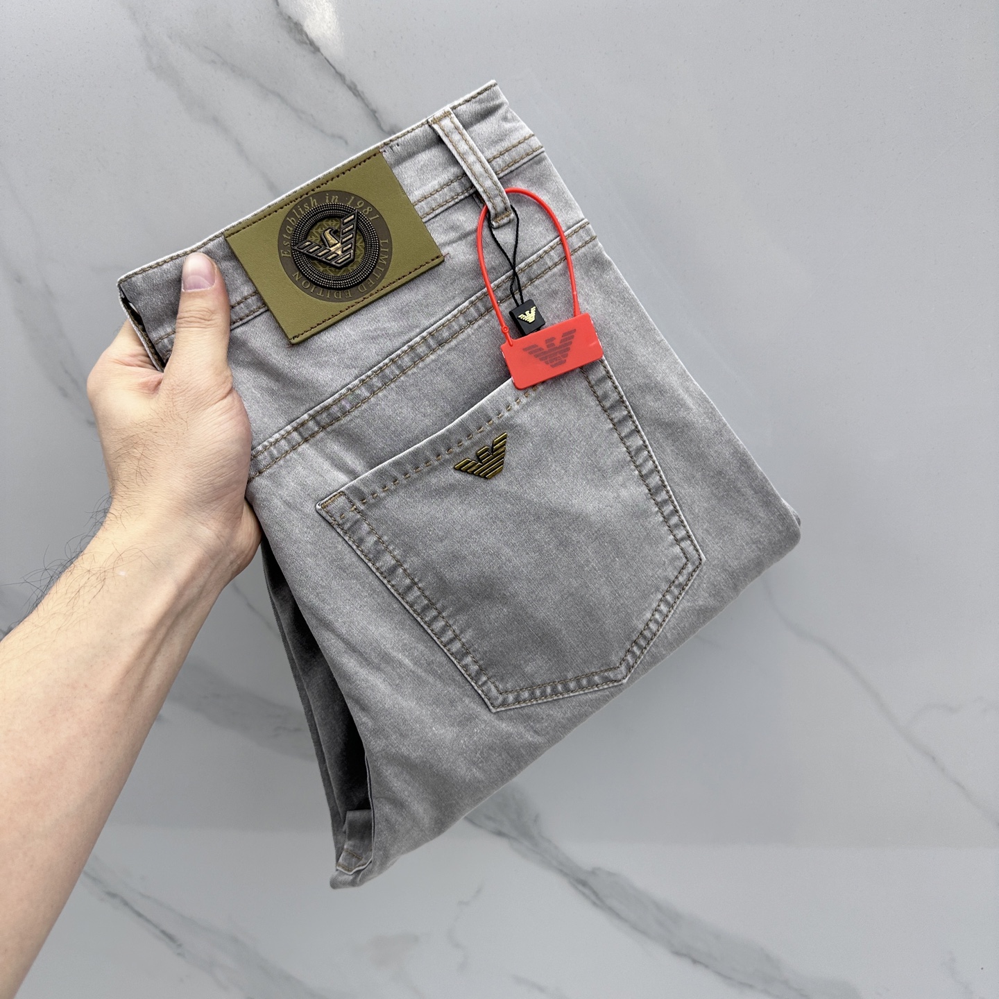 NO:733453,Amani's high-end customized, 26 early spring new thin jeans are on sale at the counter simultaneously. Original customized replicas. Customer-supplied hardware accessories. Original quality. Imported solid-color denim fabrics. Heavy washing. Fine workmanship and routing. Excellent upper body!  The preferred item is complete with three standards, AX size 30-38, no 37, armani, jeans,19860909Amani阿玛尼 高端定制、26早春新款薄款牛仔裤 柜台同步发售 原版定制复刻 客供五金辅料 原单品质 进口固色牛仔面料 重工洗水 做工走线精细 上身绝佳！优选单品 三标齐全 AX 码数30-38无37,,armani,jeans,,Men's clothing