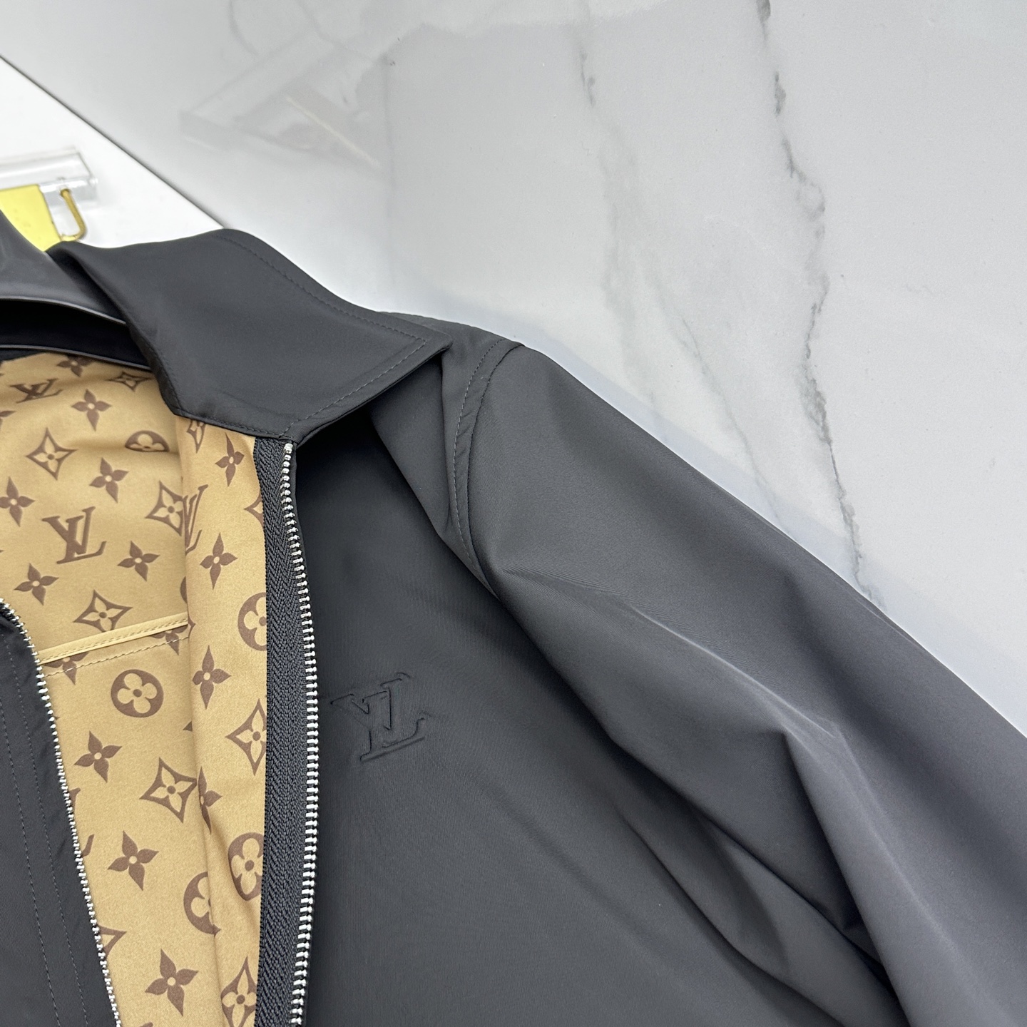 🆕LouisVuitton·路易威登 2026早春休闲系列，最新时尚翻领夹克外套.内衬满印logo，全包