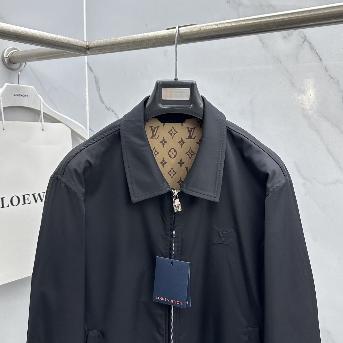 🆕LouisVuitton·路易威登 2026早春休闲系列，最新时尚翻领夹克外套.内衬满印logo，全包