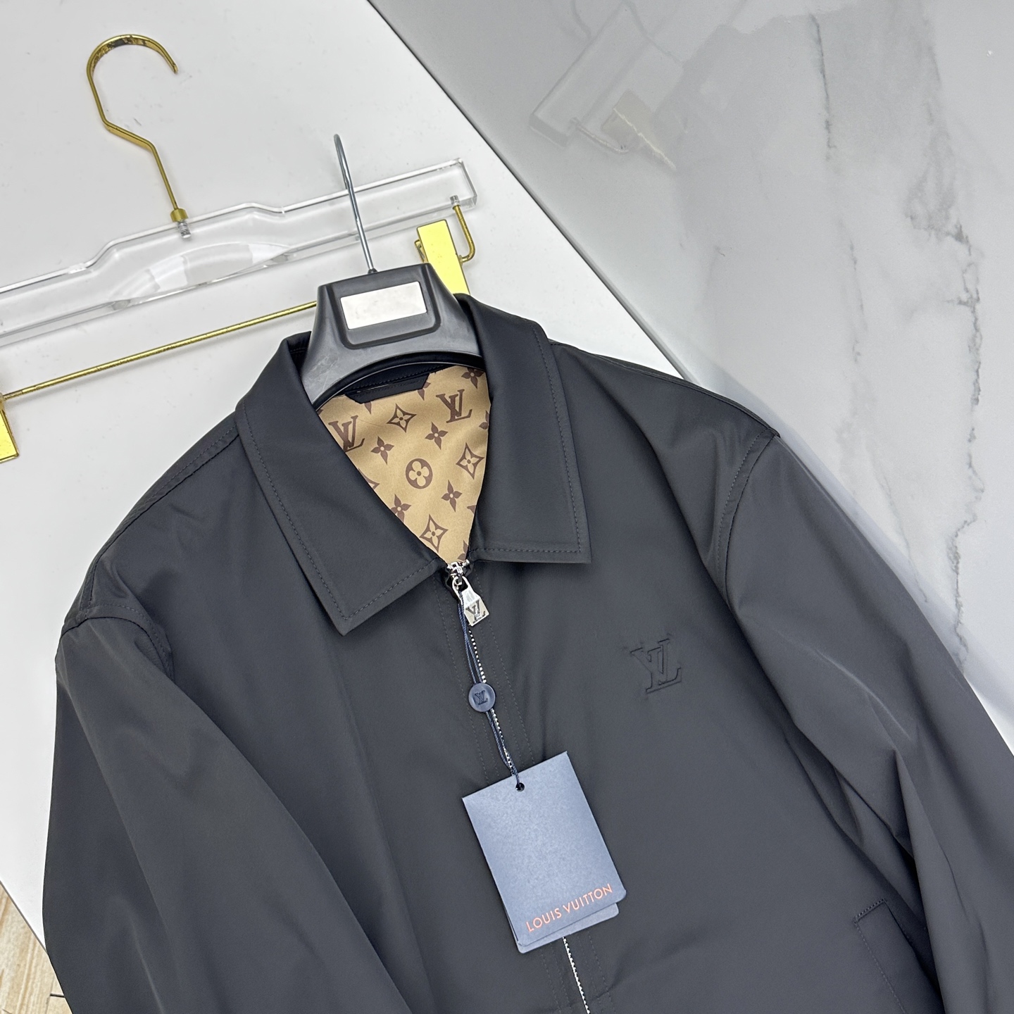 🆕LouisVuitton·路易威登 2026早春休闲系列，最新时尚翻领夹克外套.内衬满印logo，全包