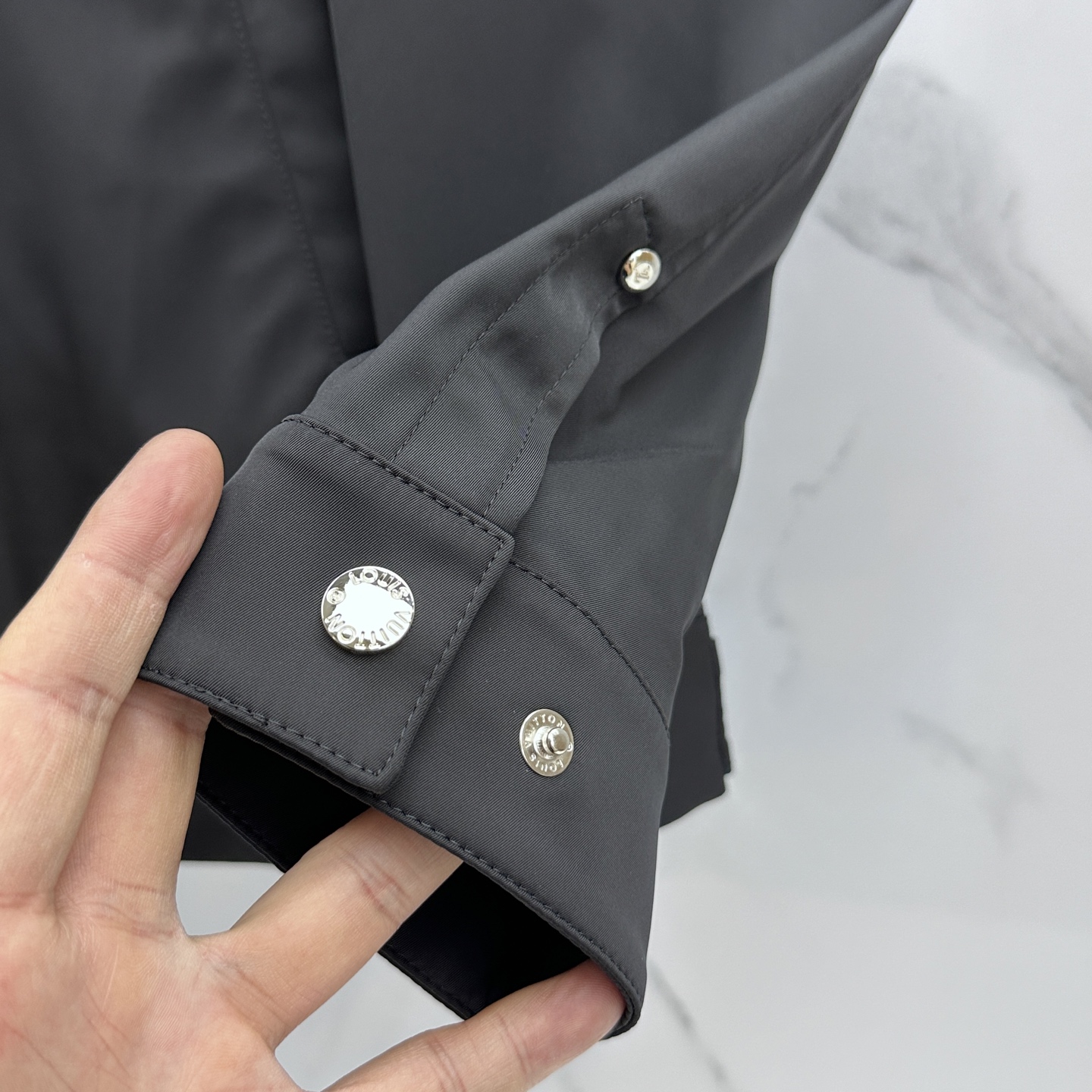 🆕LouisVuitton·路易威登 2026早春休闲系列，最新时尚翻领夹克外套.内衬满印logo，全包