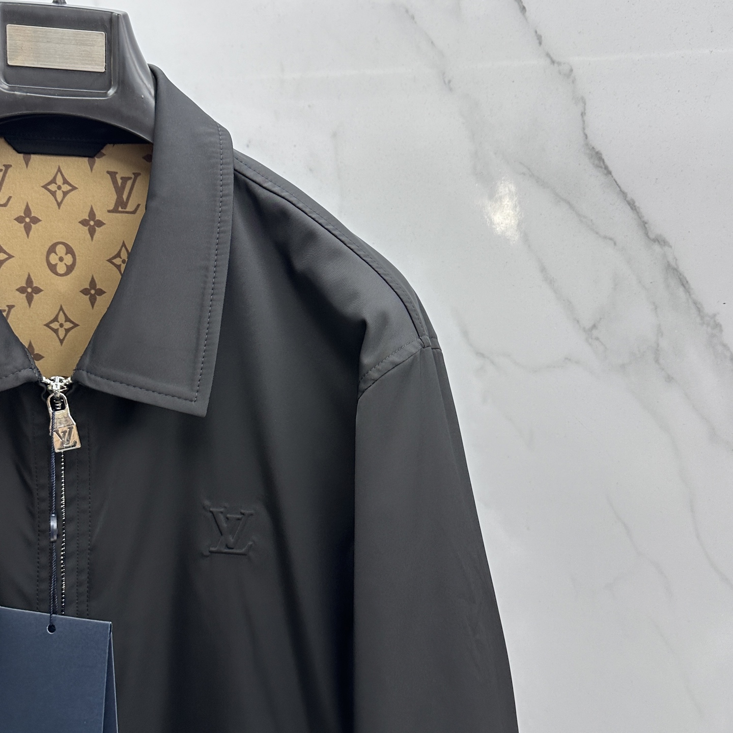 🆕LouisVuitton·路易威登 2026早春休闲系列，最新时尚翻领夹克外套.内衬满印logo，全包