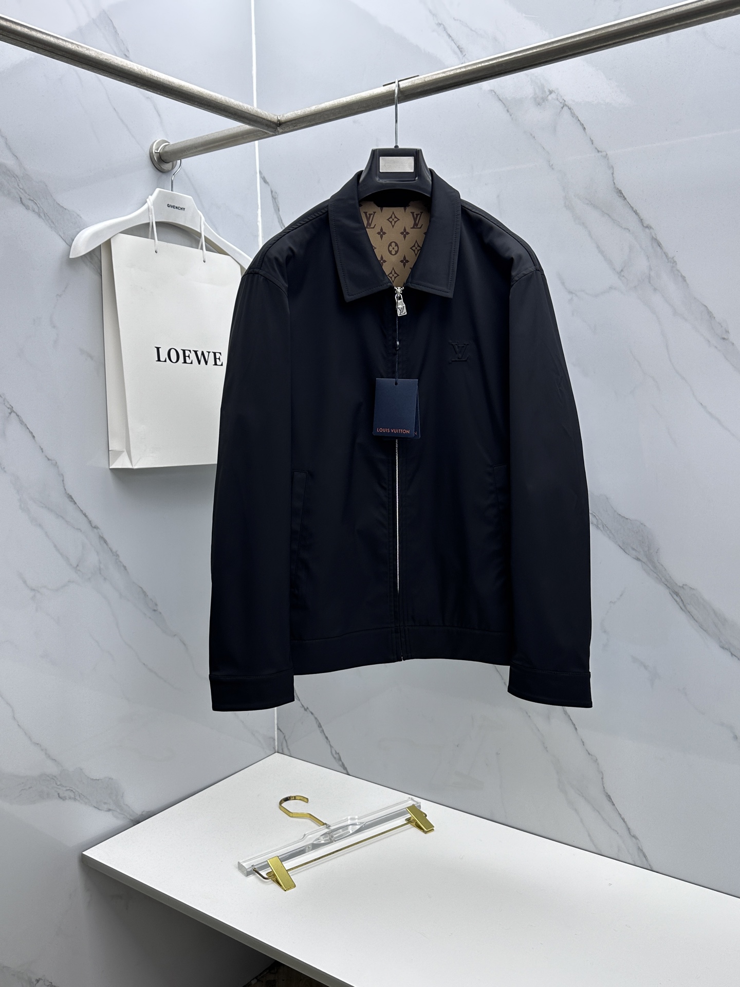 🆕LouisVuitton·路易威登 2026早春休闲系列，最新时尚翻领夹克外套.内衬满印logo，全包