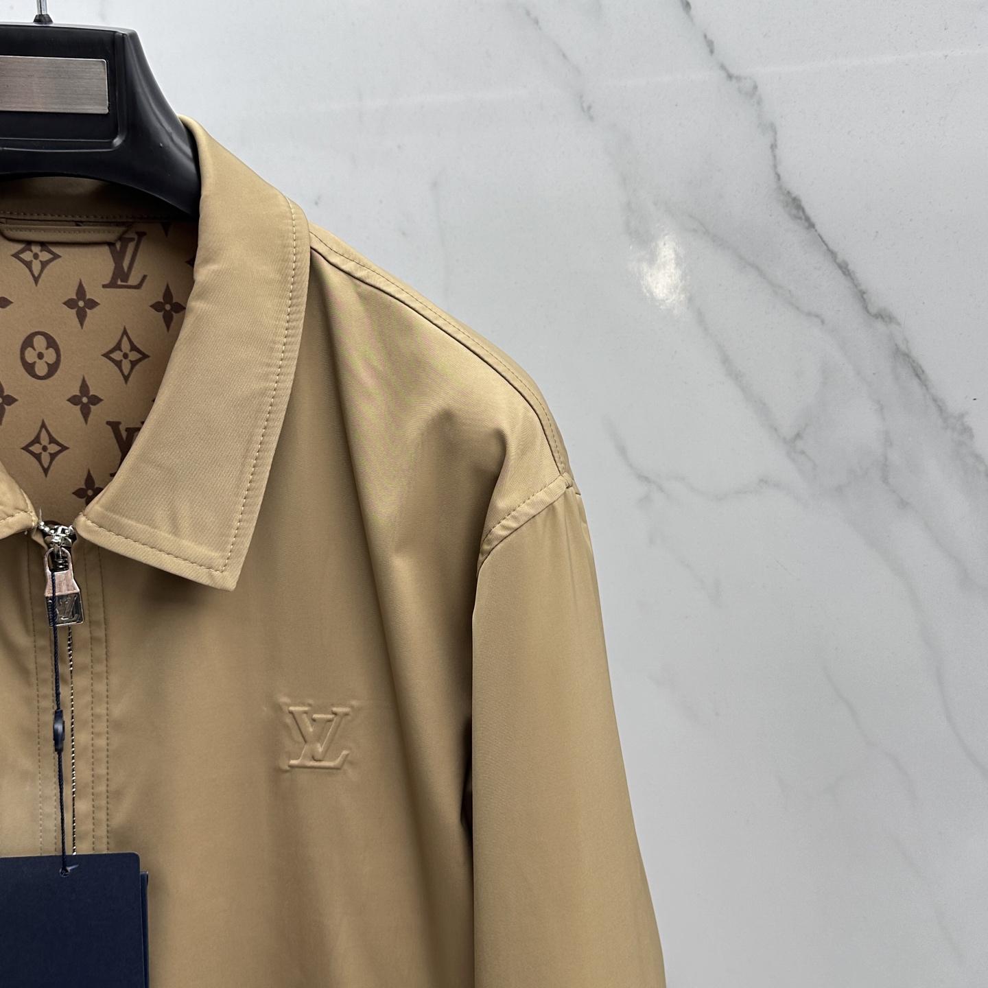 🆕LouisVuitton·路易威登 2026早春休闲系列，最新时尚翻领夹克外套.内衬满印logo，全包