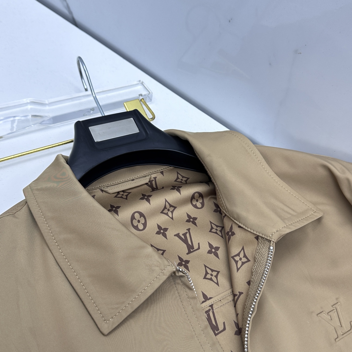 🆕LouisVuitton·路易威登 2026早春休闲系列，最新时尚翻领夹克外套.内衬满印logo，全包