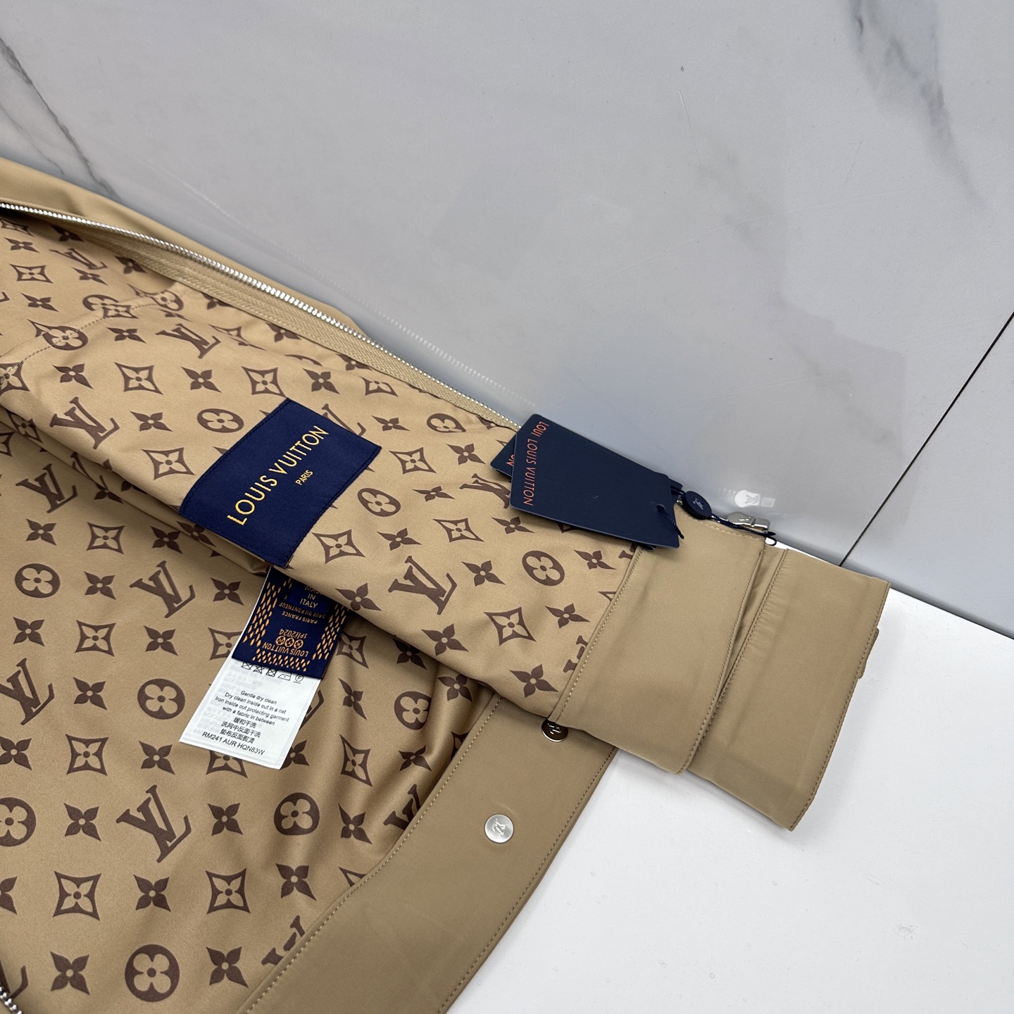 🆕LouisVuitton·路易威登 2026早春休闲系列，最新时尚翻领夹克外套.内衬满印logo，全包