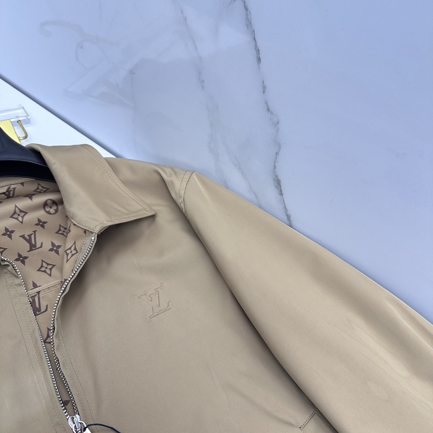 🆕LouisVuitton·路易威登 2026早春休闲系列，最新时尚翻领夹克外套.内衬满印logo，全包