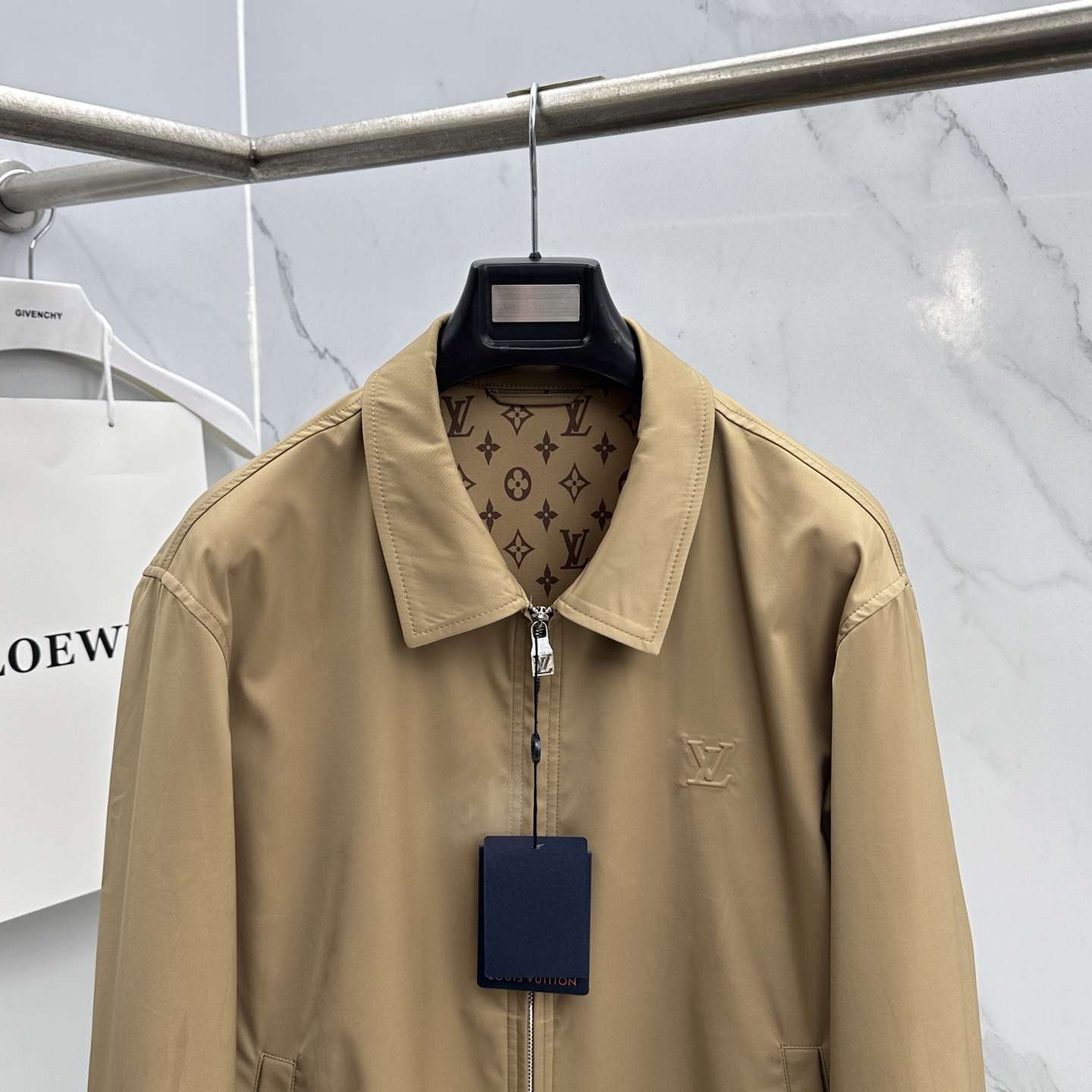 🆕LouisVuitton·路易威登 2026早春休闲系列，最新时尚翻领夹克外套.内衬满印logo，全包