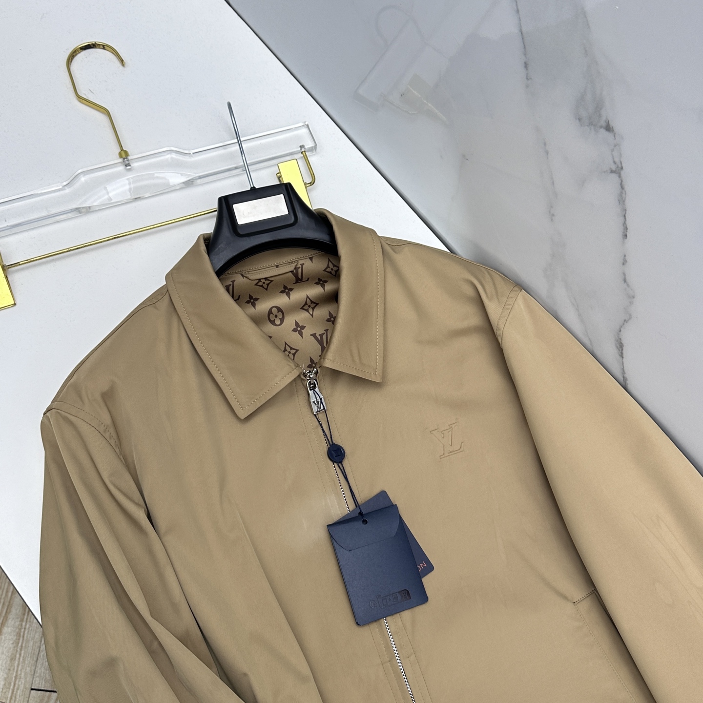 🆕LouisVuitton·路易威登 2026早春休闲系列，最新时尚翻领夹克外套.内衬满印logo，全包