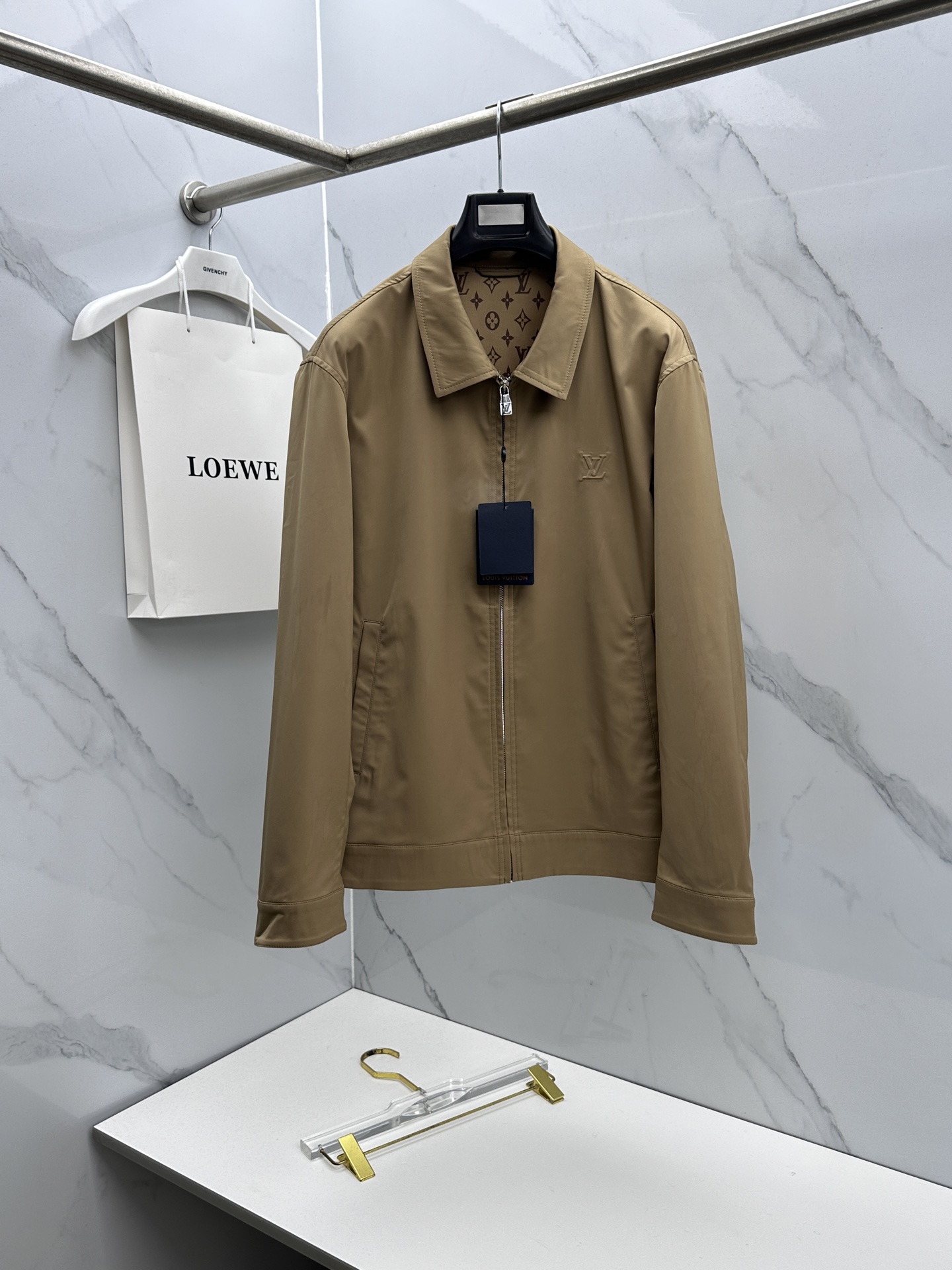 🆕LouisVuitton·路易威登 2026早春休闲系列，最新时尚翻领夹克外套.内衬满印logo，全包