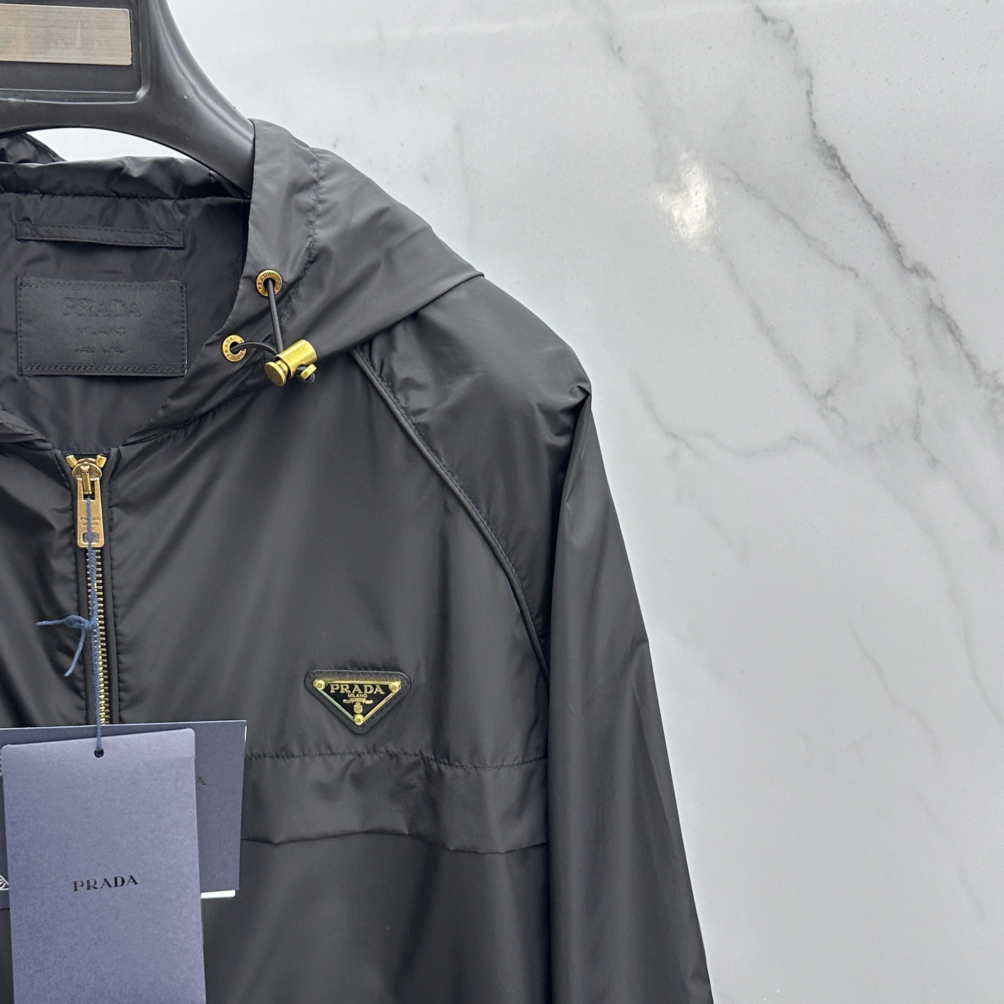 🆕Prada普拉达 2026早春休闲系列，最新时尚连帽夹克外套.古铜色三角标logo，处处细节显工艺足够