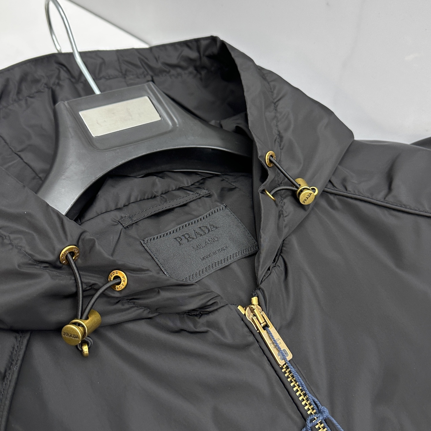 🆕Prada普拉达 2026早春休闲系列，最新时尚连帽夹克外套.古铜色三角标logo，处处细节显工艺足够
