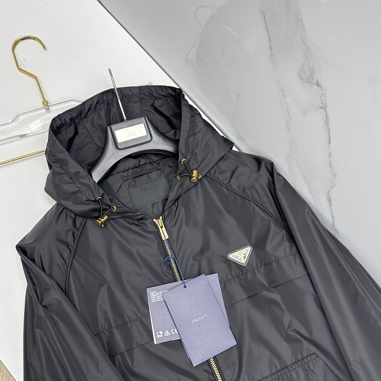 🆕Prada普拉达 2026早春休闲系列，最新时尚连帽夹克外套.古铜色三角标logo，处处细节显工艺足够