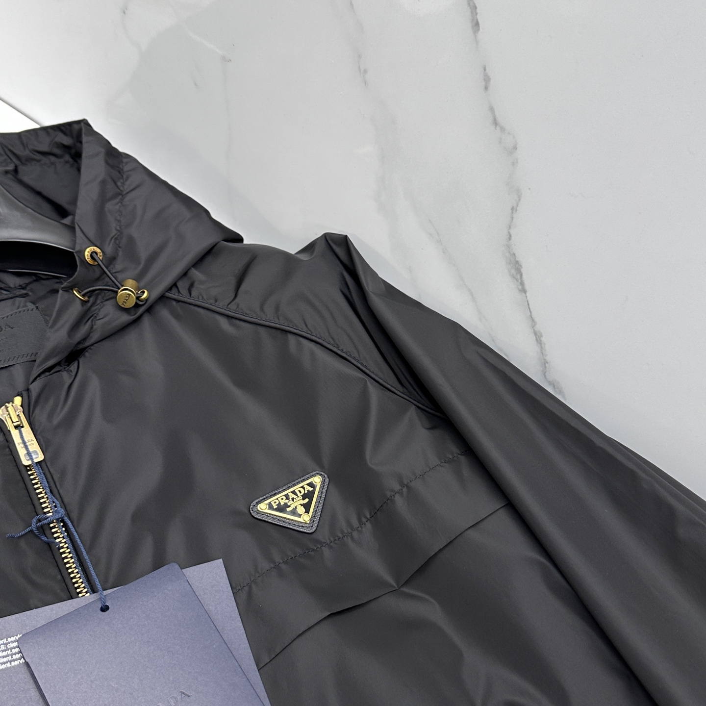 🆕Prada普拉达 2026早春休闲系列，最新时尚连帽夹克外套.古铜色三角标logo，处处细节显工艺足够