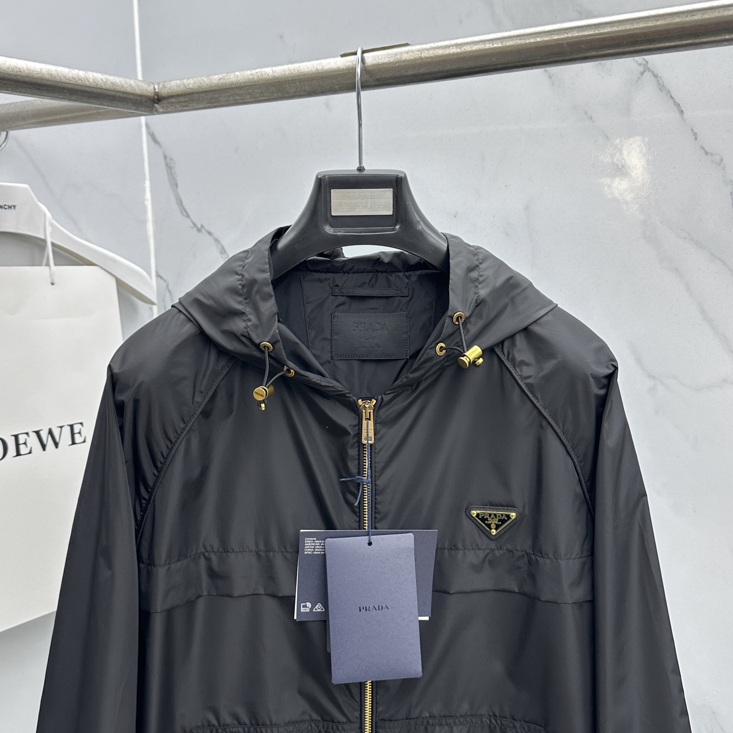 🆕Prada普拉达 2026早春休闲系列，最新时尚连帽夹克外套.古铜色三角标logo，处处细节显工艺足够