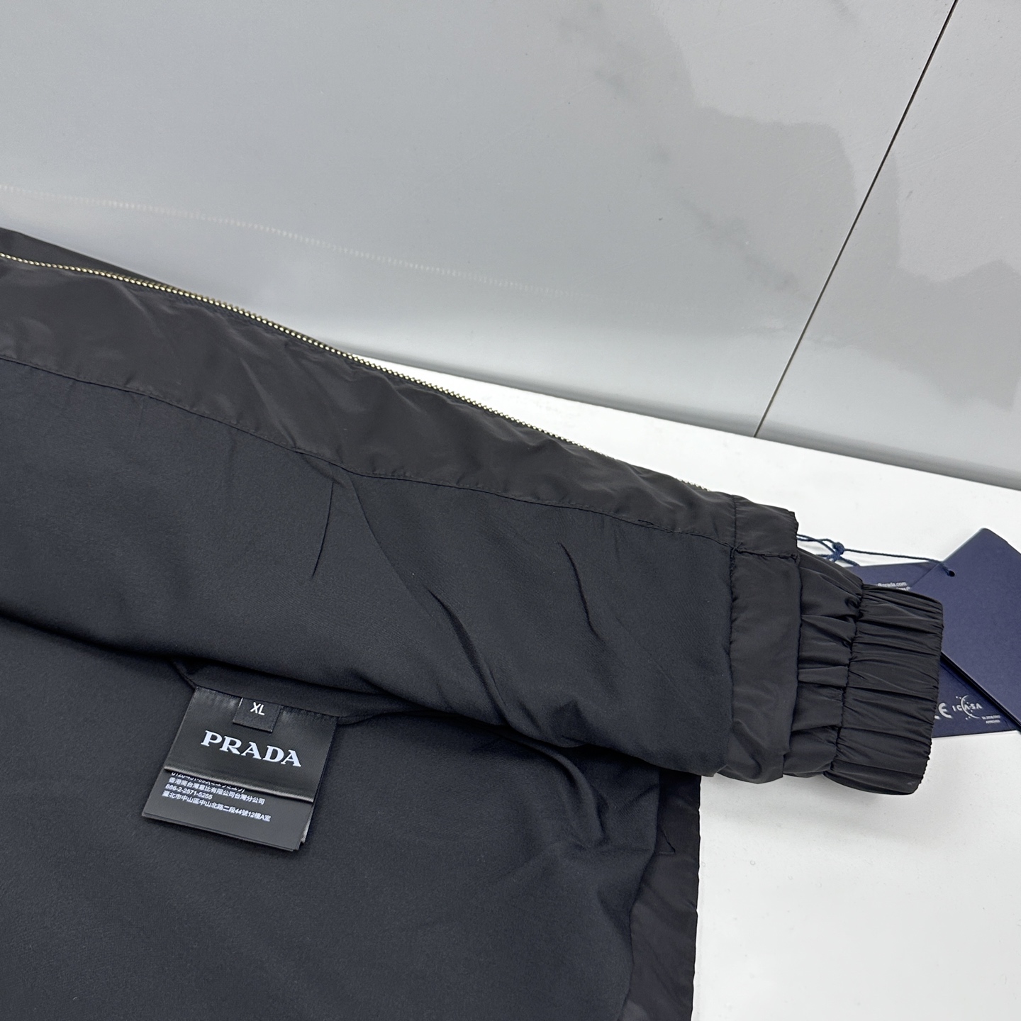 🆕Prada普拉达 2026早春休闲系列，最新时尚连帽夹克外套.古铜色三角标logo，处处细节显工艺足够